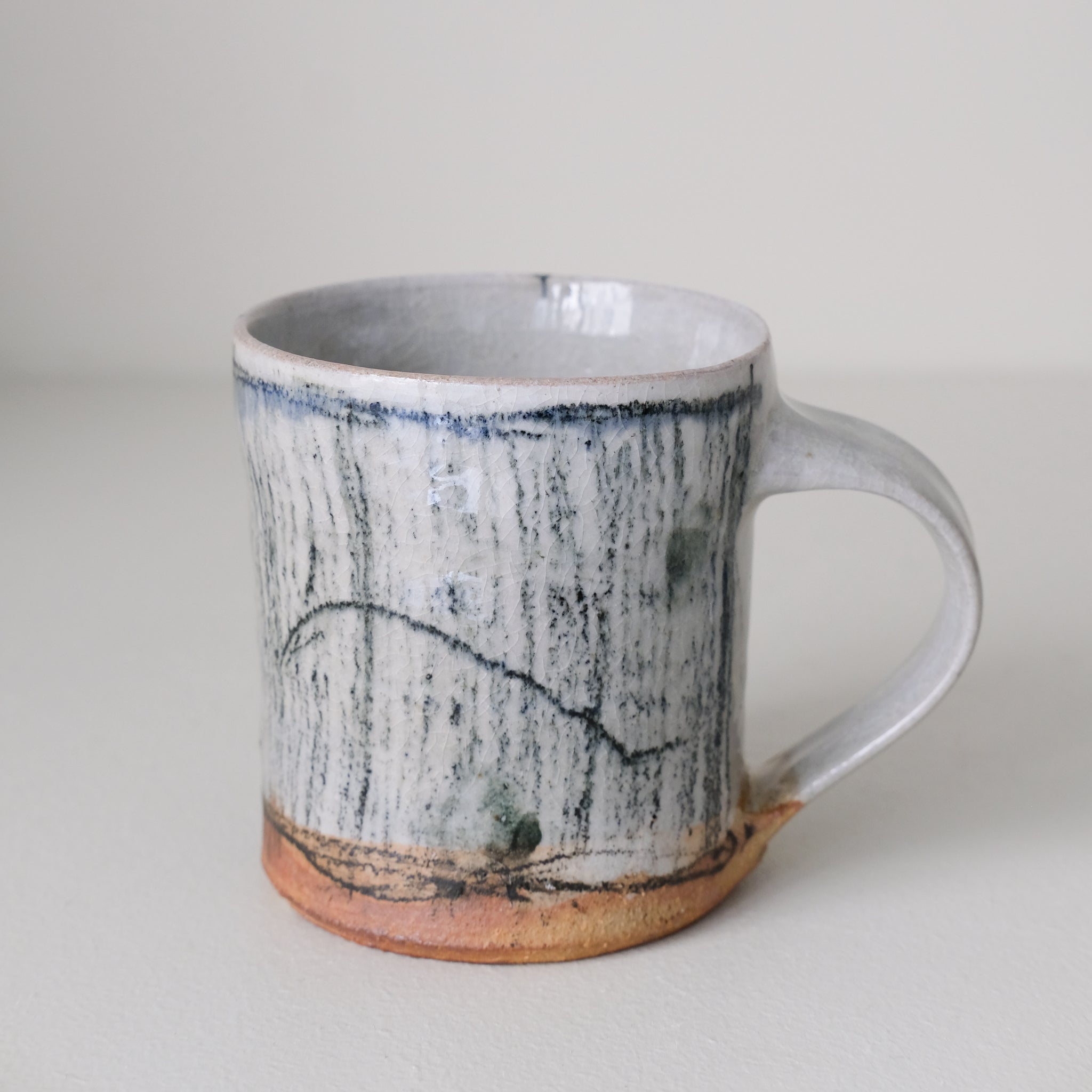 Tasse (D) en grès 250 ml cuisson feu - rayures fines de Maya Micenmacher chez Brutal Ceramics