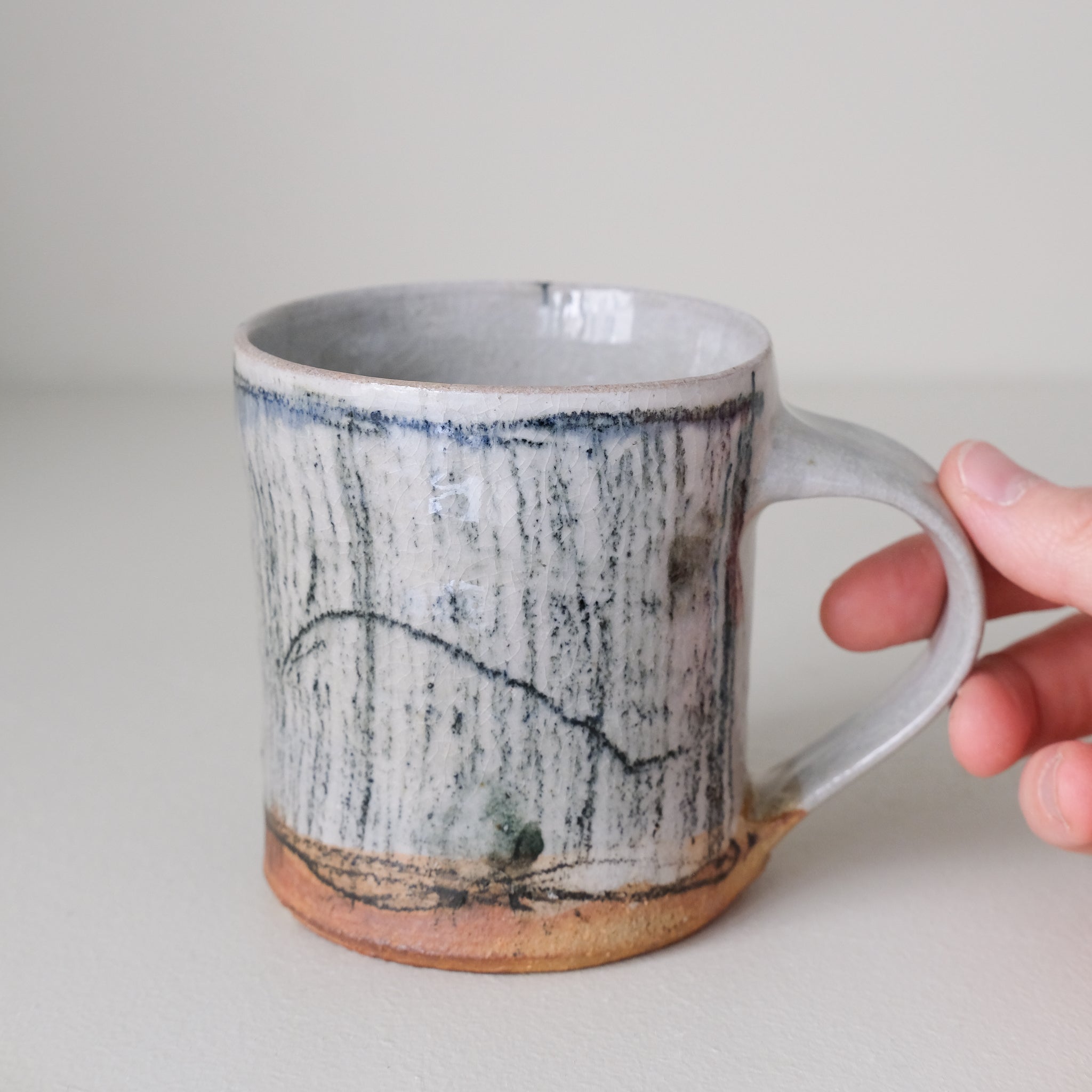 Tasse (D) en grès 250 ml cuisson feu - rayures fines de Maya Micenmacher chez Brutal Ceramics