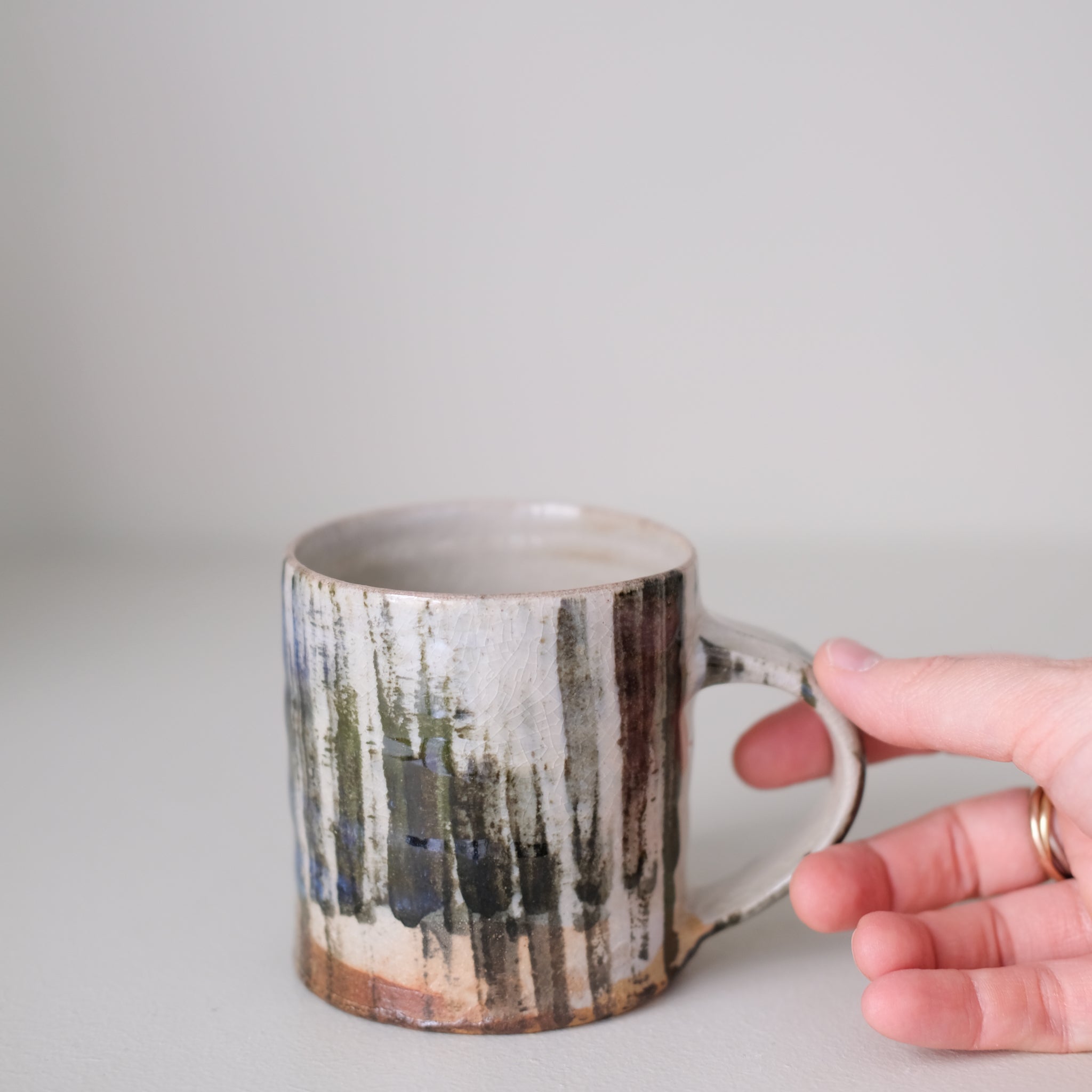 Tasse (E) en grès 250 ml cuisson feu - rayures épaisses de Maya Micenmacher chez Brutal Ceramics