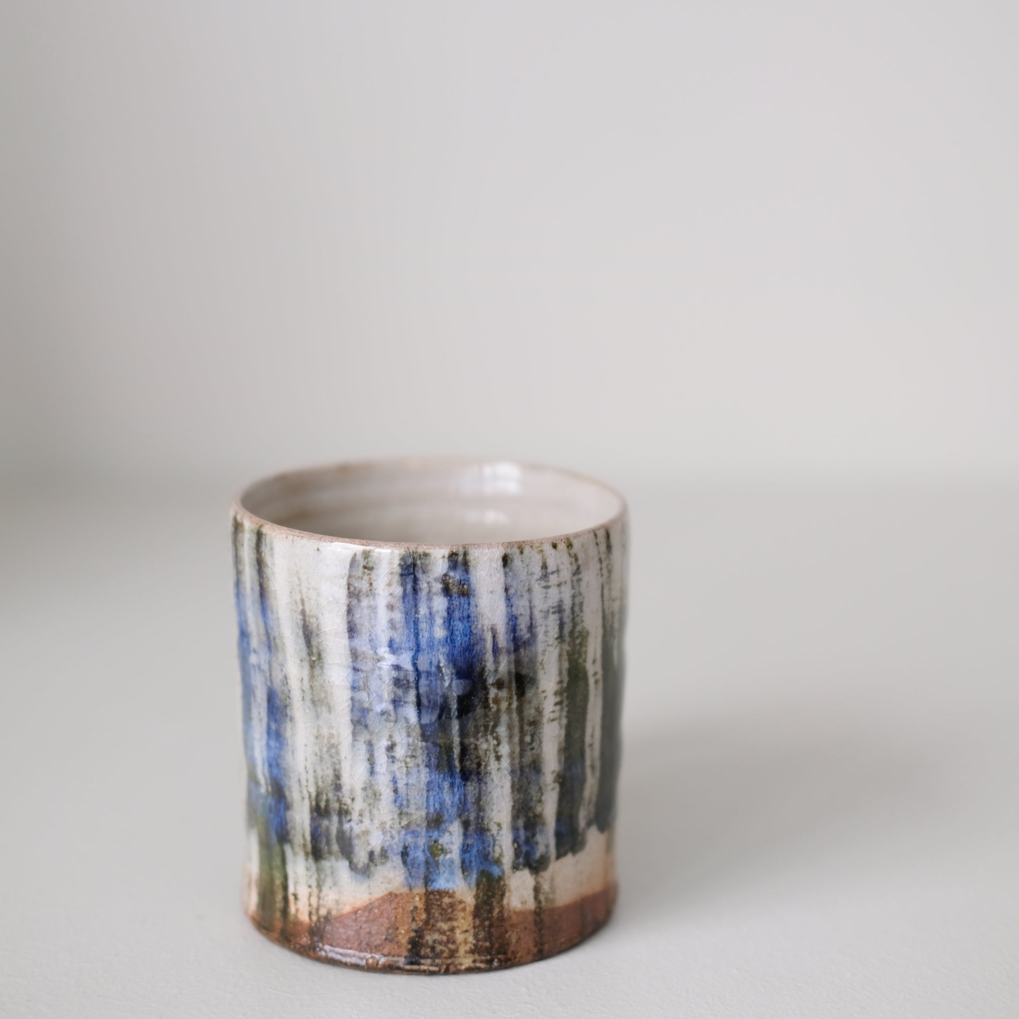 Tasse (E) en grès 250 ml cuisson feu - rayures épaisses de Maya Micenmacher chez Brutal Ceramics