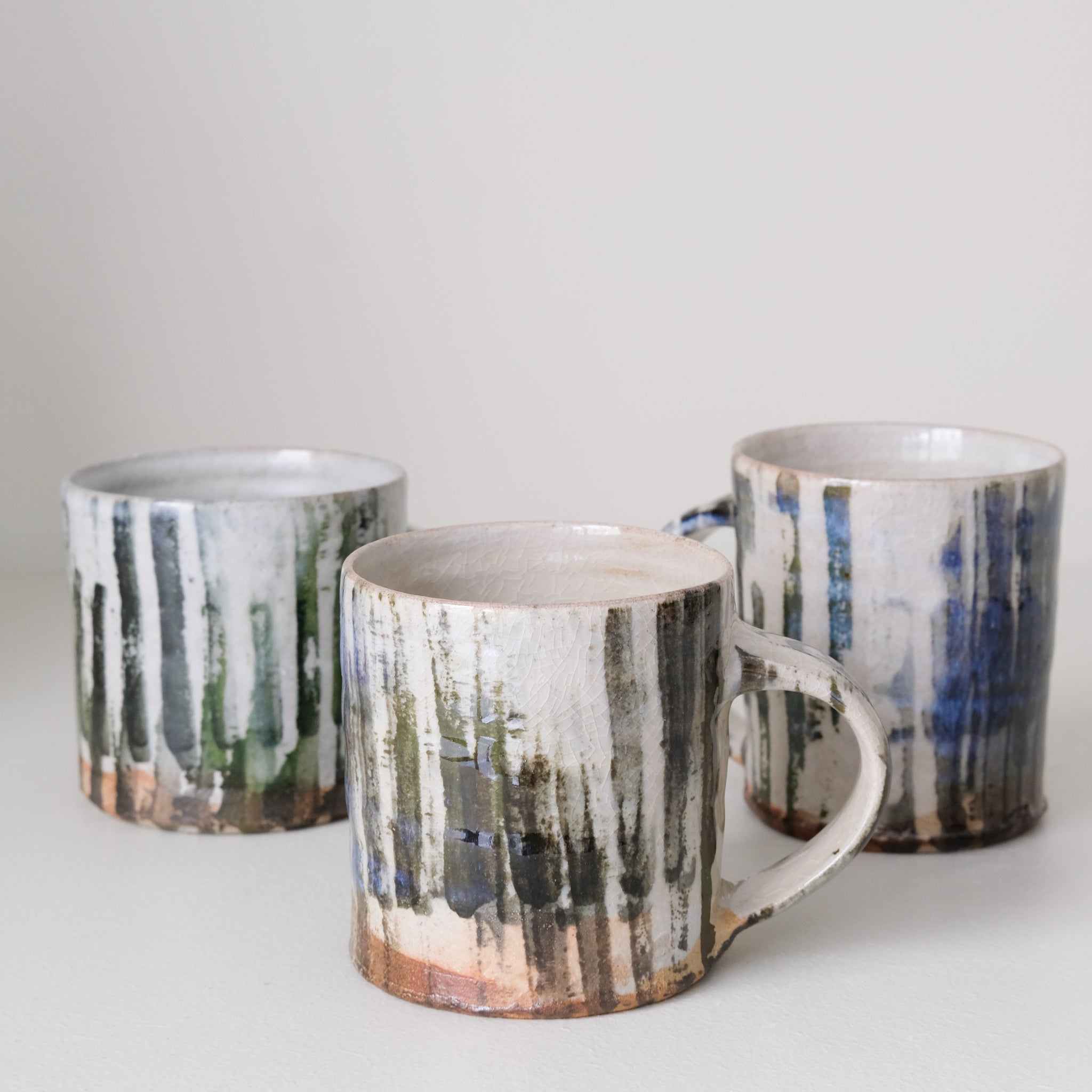 Tasse (E) en grès 250 ml cuisson feu - rayures épaisses de Maya Micenmacher chez Brutal Ceramics