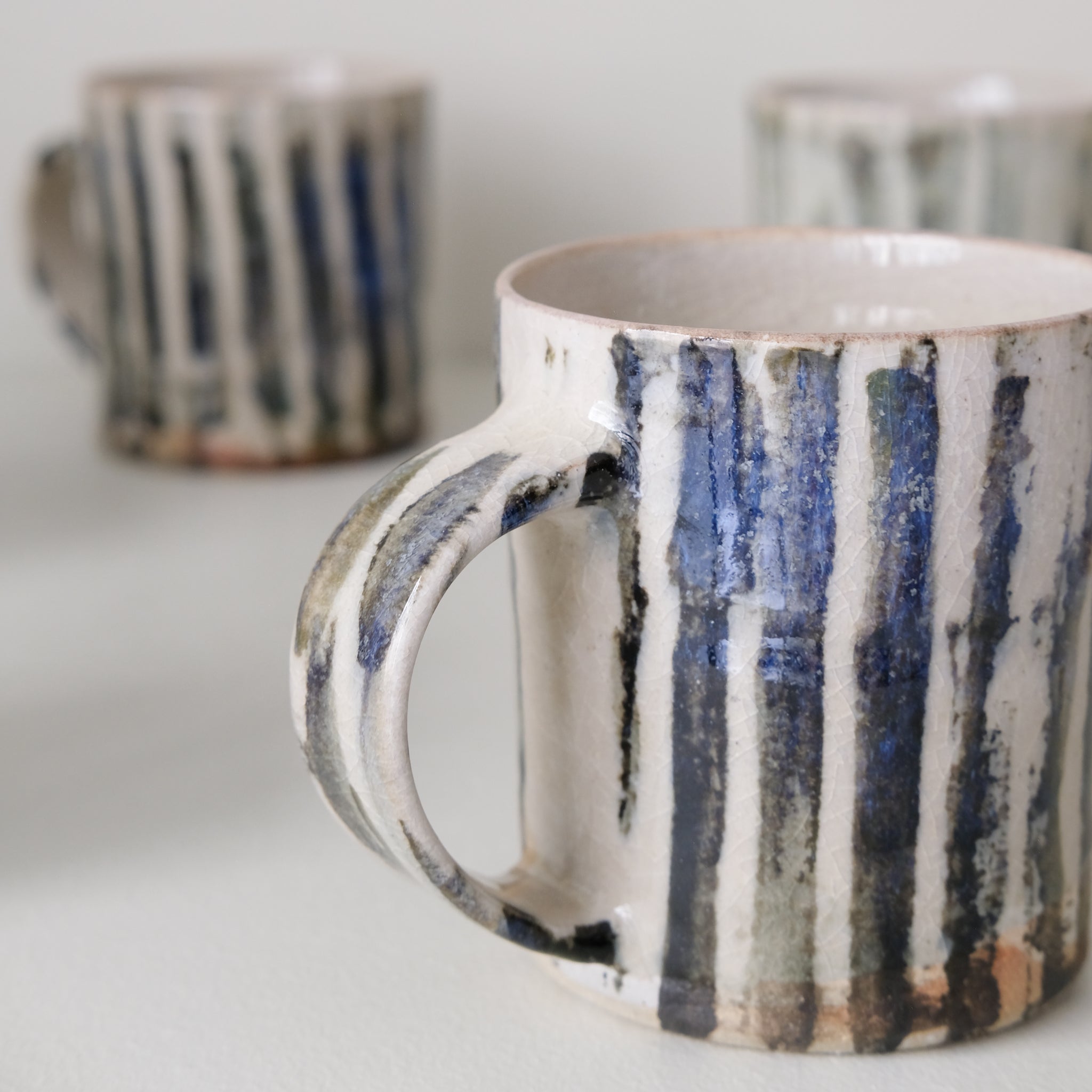 Tasse (E) en grès 250 ml cuisson feu - rayures épaisses de Maya Micenmacher chez Brutal Ceramics