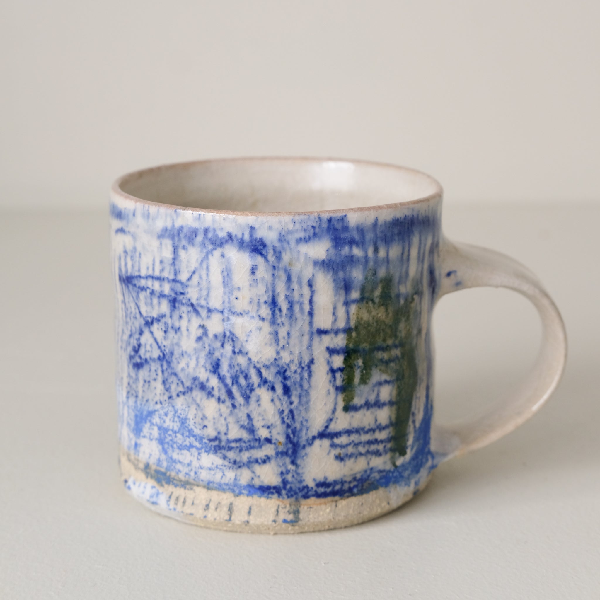 Tasse (F) en grès 250 ml cuisson feu - traits bleus de Maya Micenmacher chez Brutal Ceramics