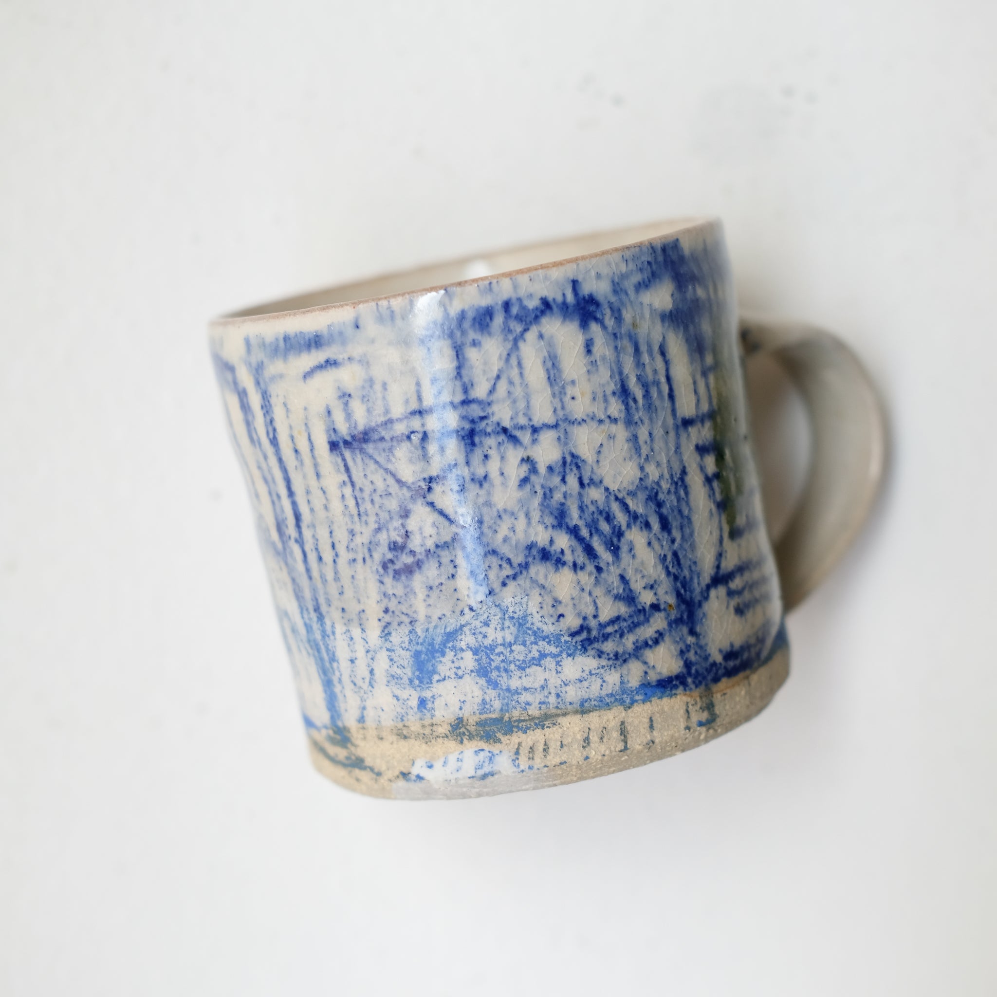 Tasse (F) en grès 250 ml cuisson feu - traits bleus de Maya Micenmacher chez Brutal Ceramics