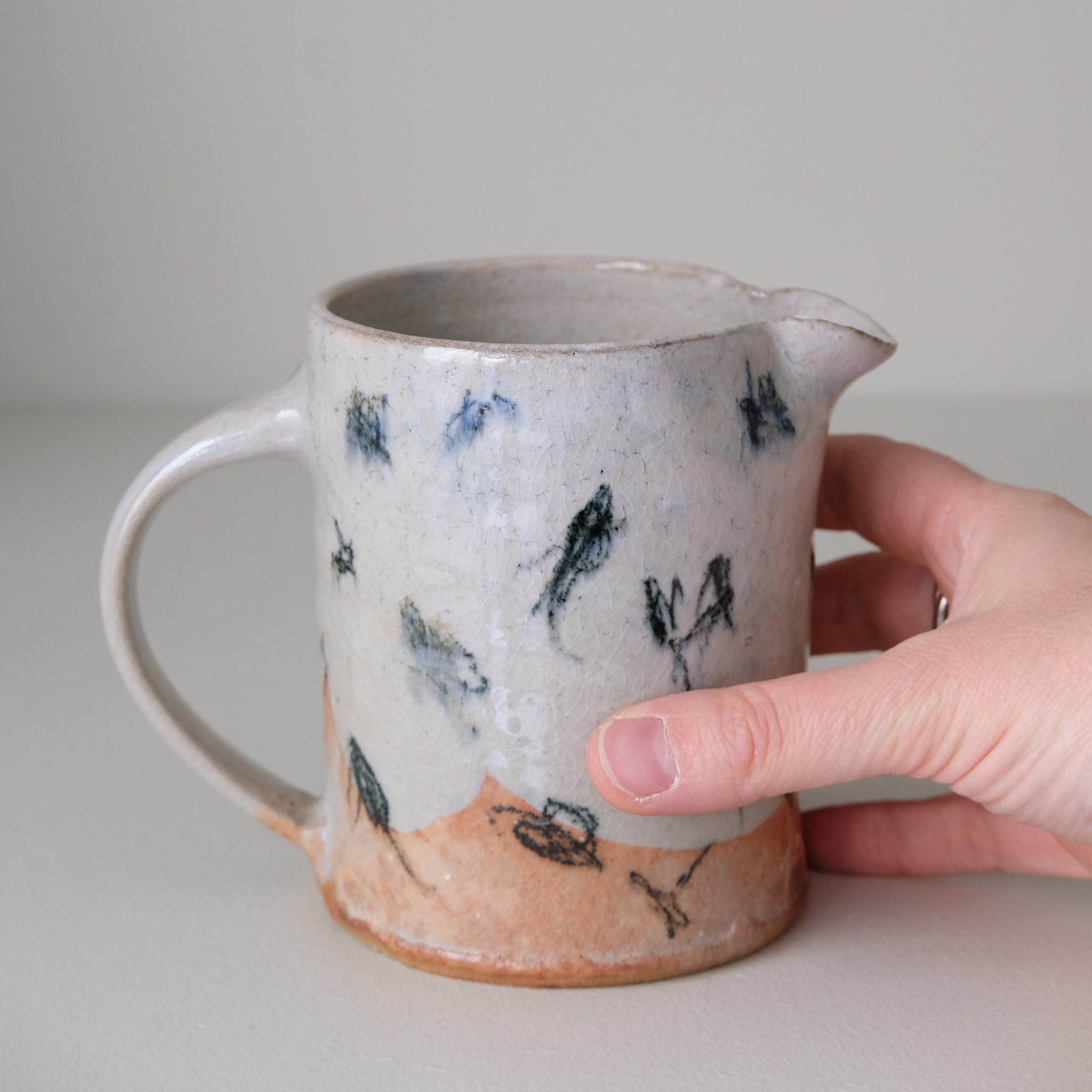 Pichet (G) en grès 380 ml cuisson feu - pois noirs de Maya Micenmacher chez Brutal Ceramics