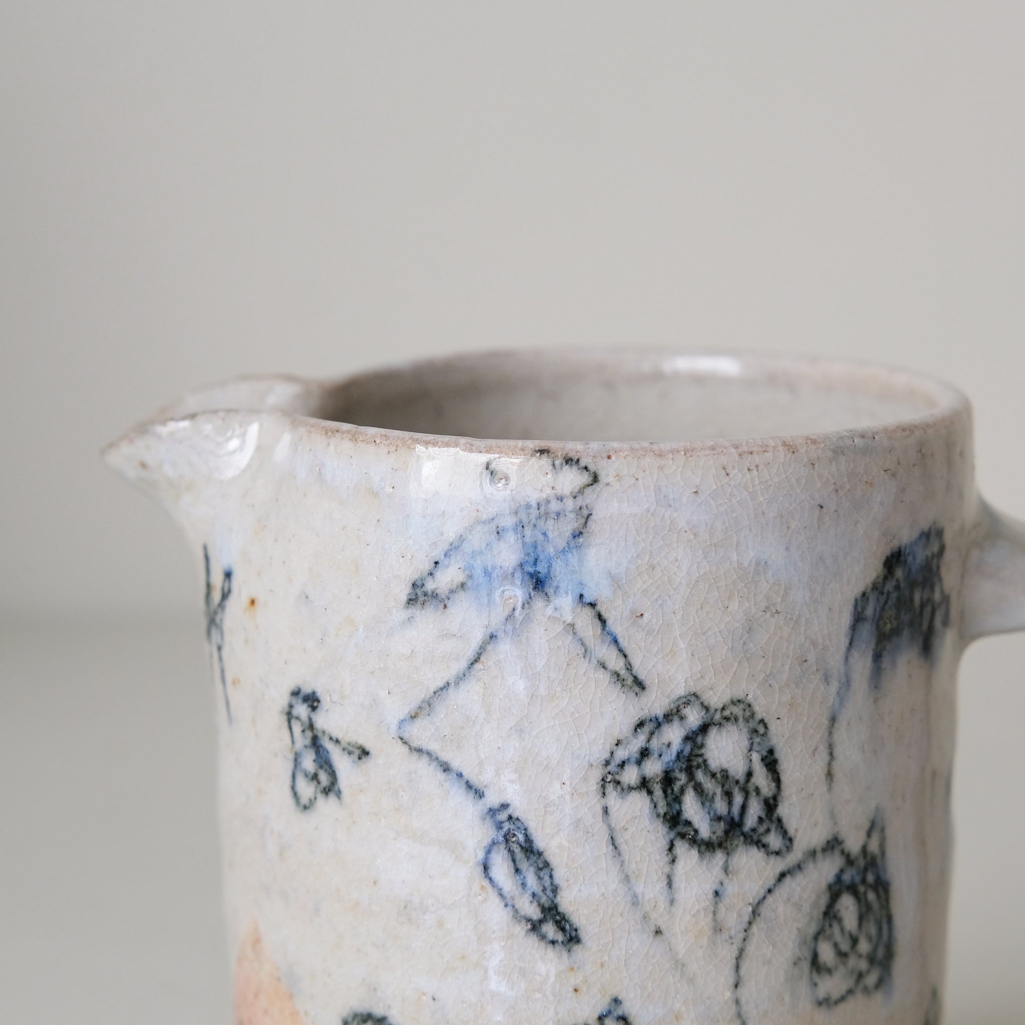 Pichet (G) en grès 380 ml cuisson feu - pois noirs de Maya Micenmacher chez Brutal Ceramics