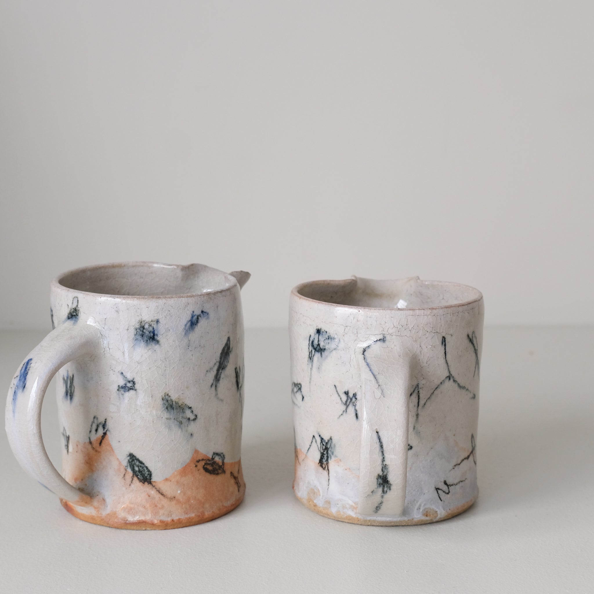 Pichet (G) en grès 380 ml cuisson feu - pois noirs de Maya Micenmacher chez Brutal Ceramics
