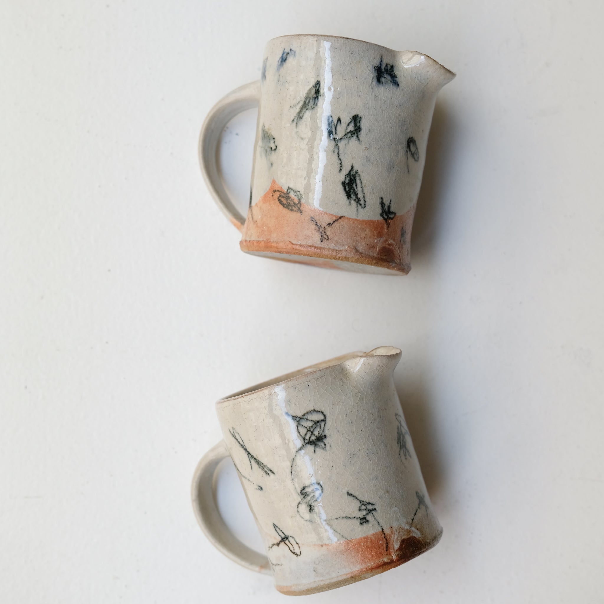 Pichet (G) en grès 380 ml cuisson feu - pois noirs de Maya Micenmacher chez Brutal Ceramics