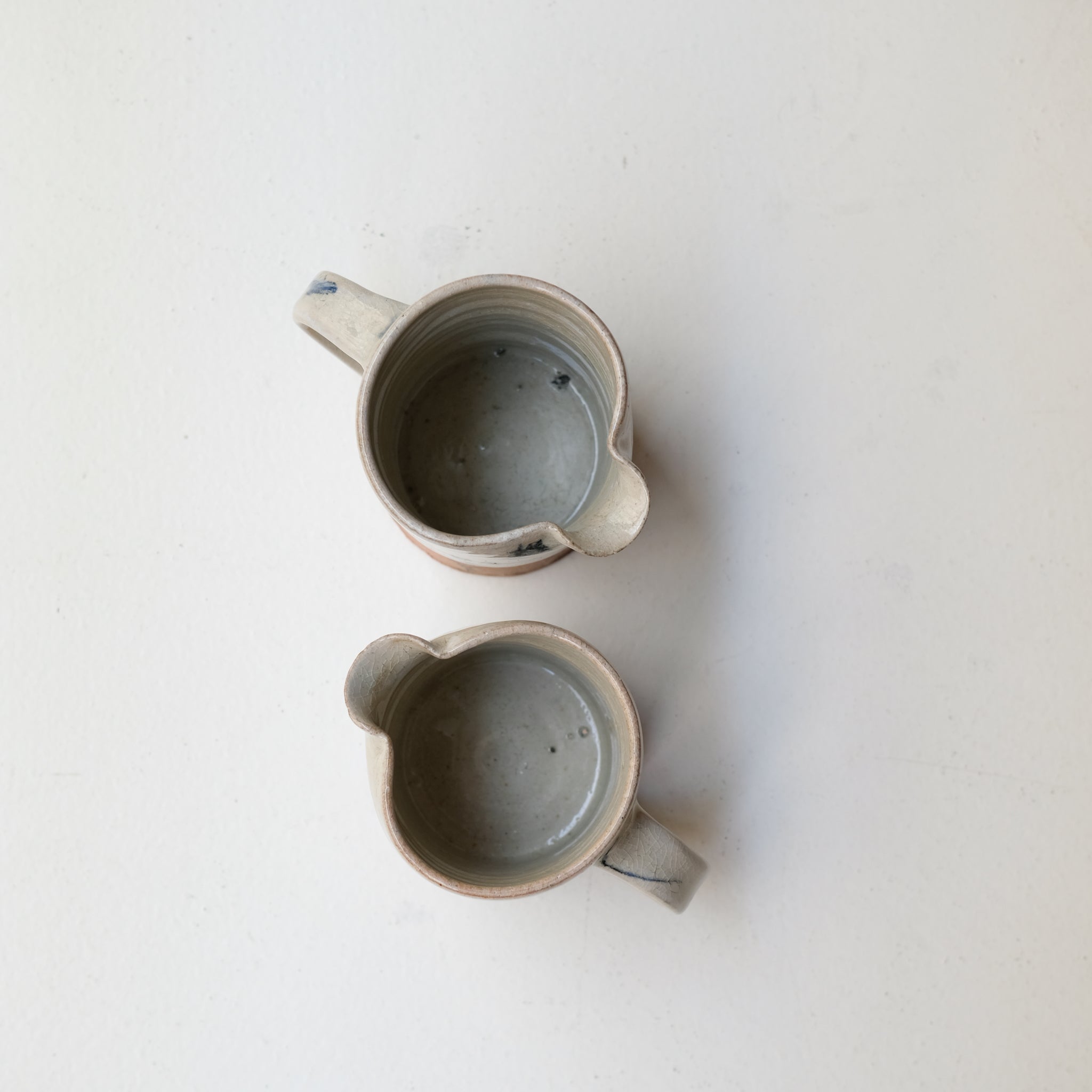 Pichet (G) en grès 380 ml cuisson feu - pois noirs de Maya Micenmacher chez Brutal Ceramics