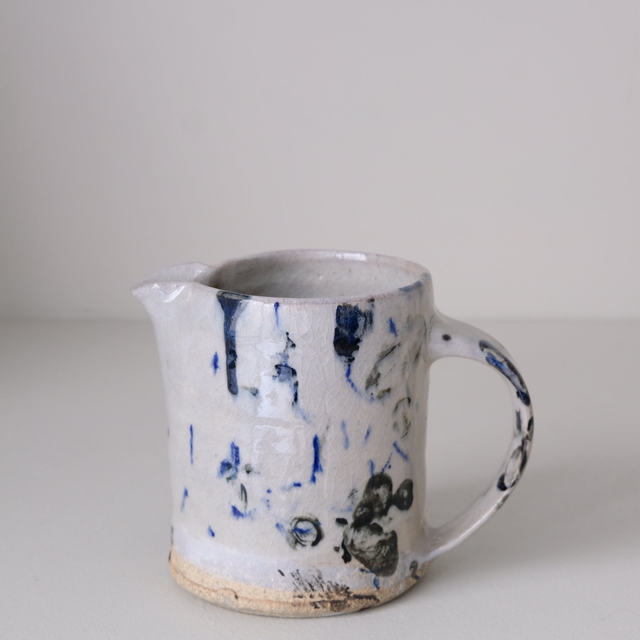 Pichet (H) en grès 380 ml cuisson feu - pois bleus de Maya Micenmacher chez Brutal Ceramics