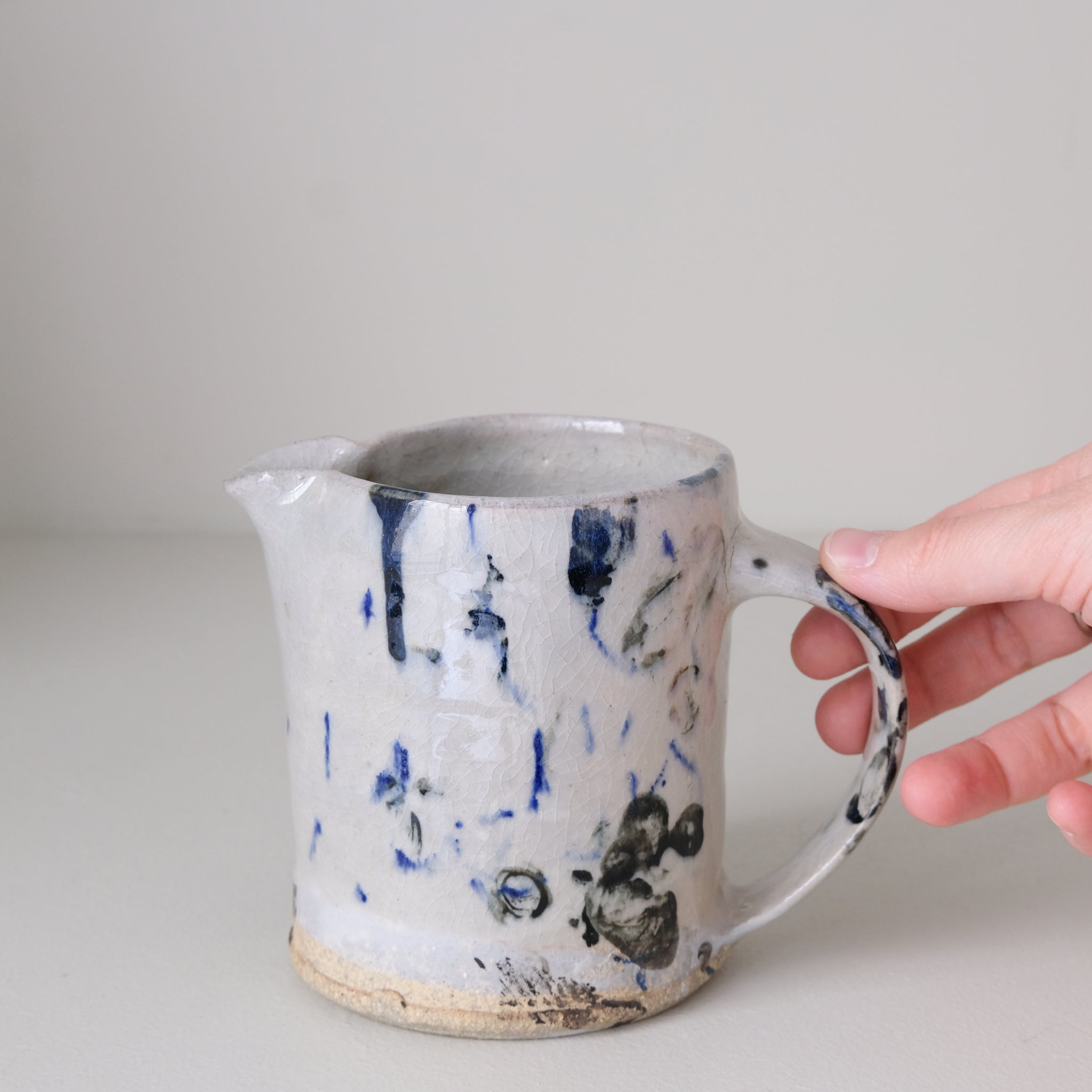 Pichet (H) en grès 380 ml cuisson feu - pois bleus de Maya Micenmacher chez Brutal Ceramics