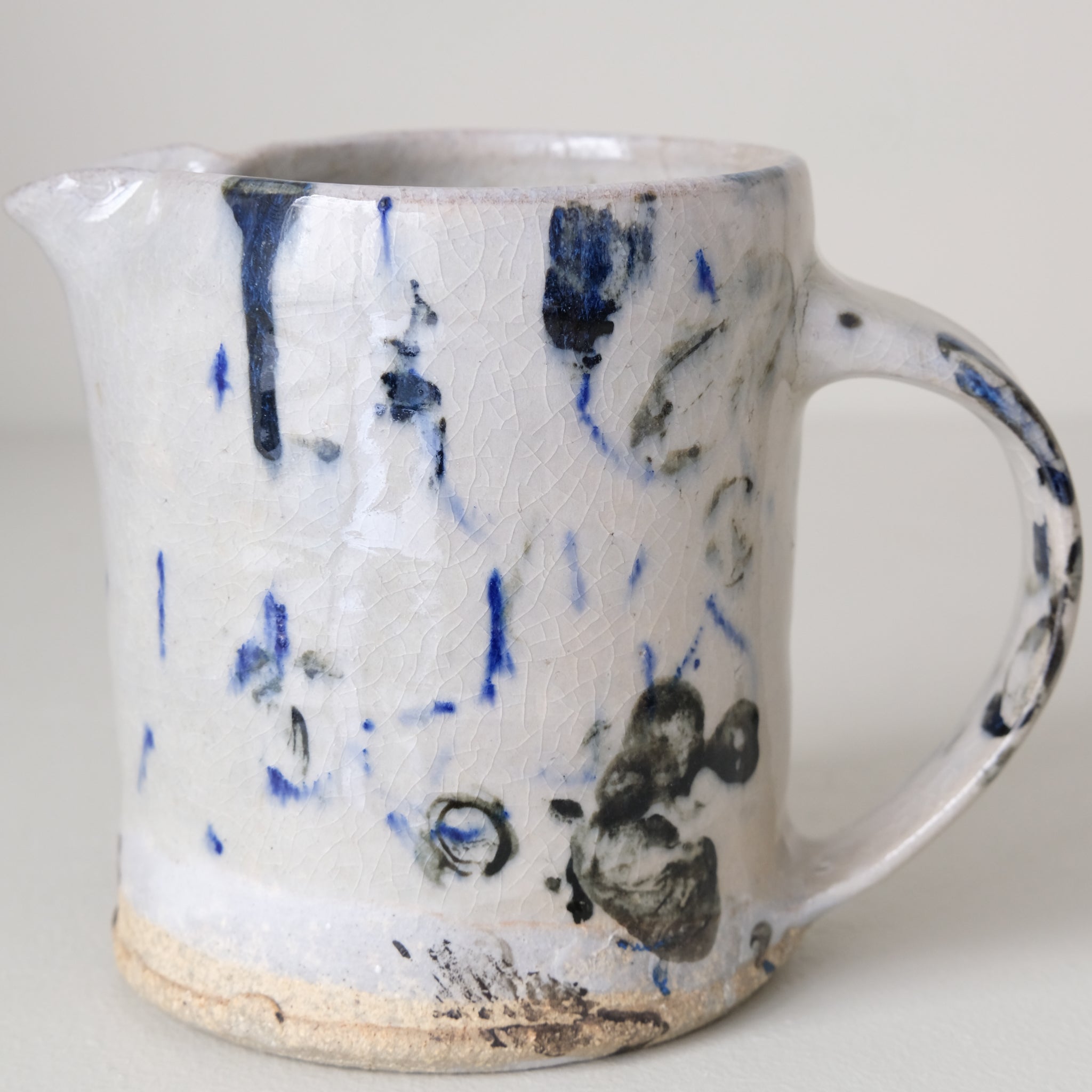 Pichet (H) en grès 380 ml cuisson feu - pois bleus de Maya Micenmacher chez Brutal Ceramics