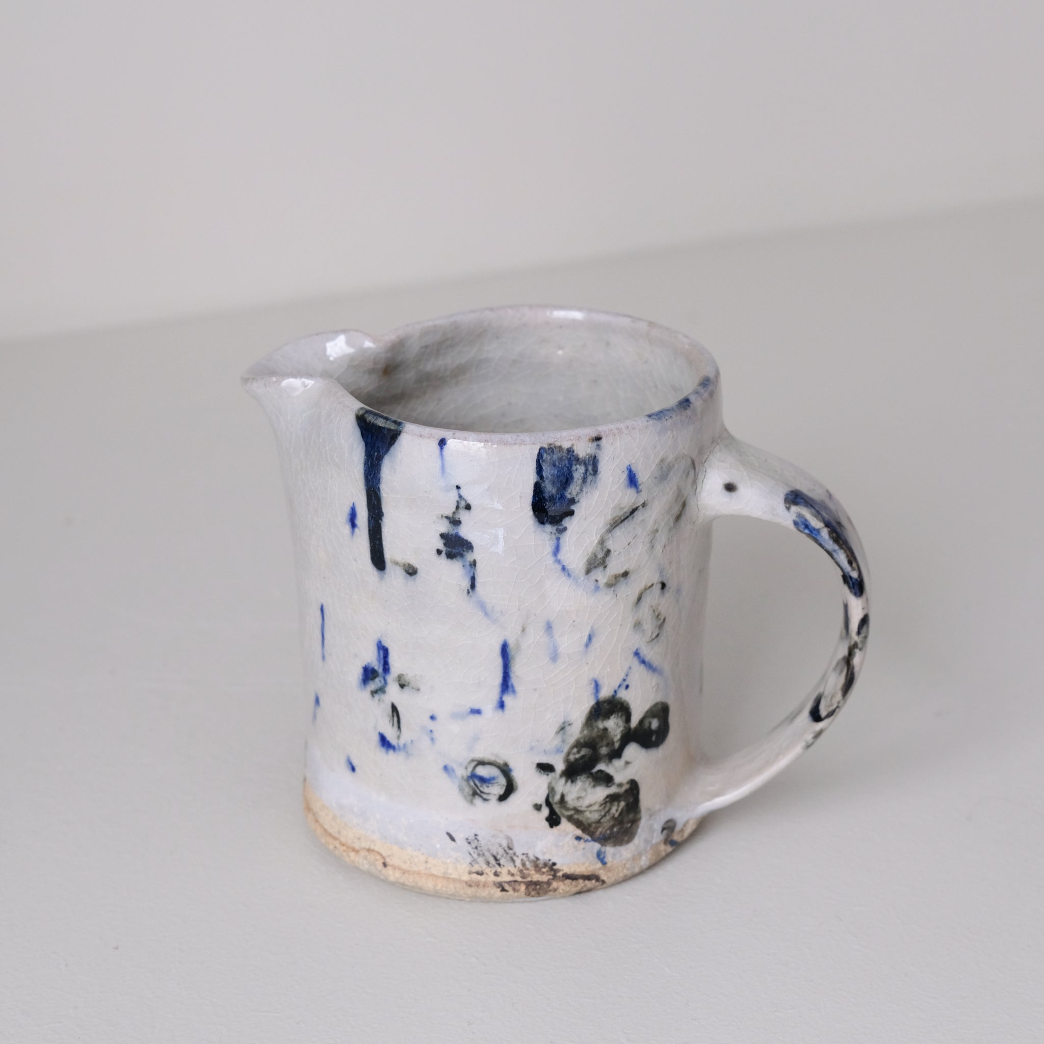 Pichet (H) en grès 380 ml cuisson feu - pois bleus de Maya Micenmacher chez Brutal Ceramics
