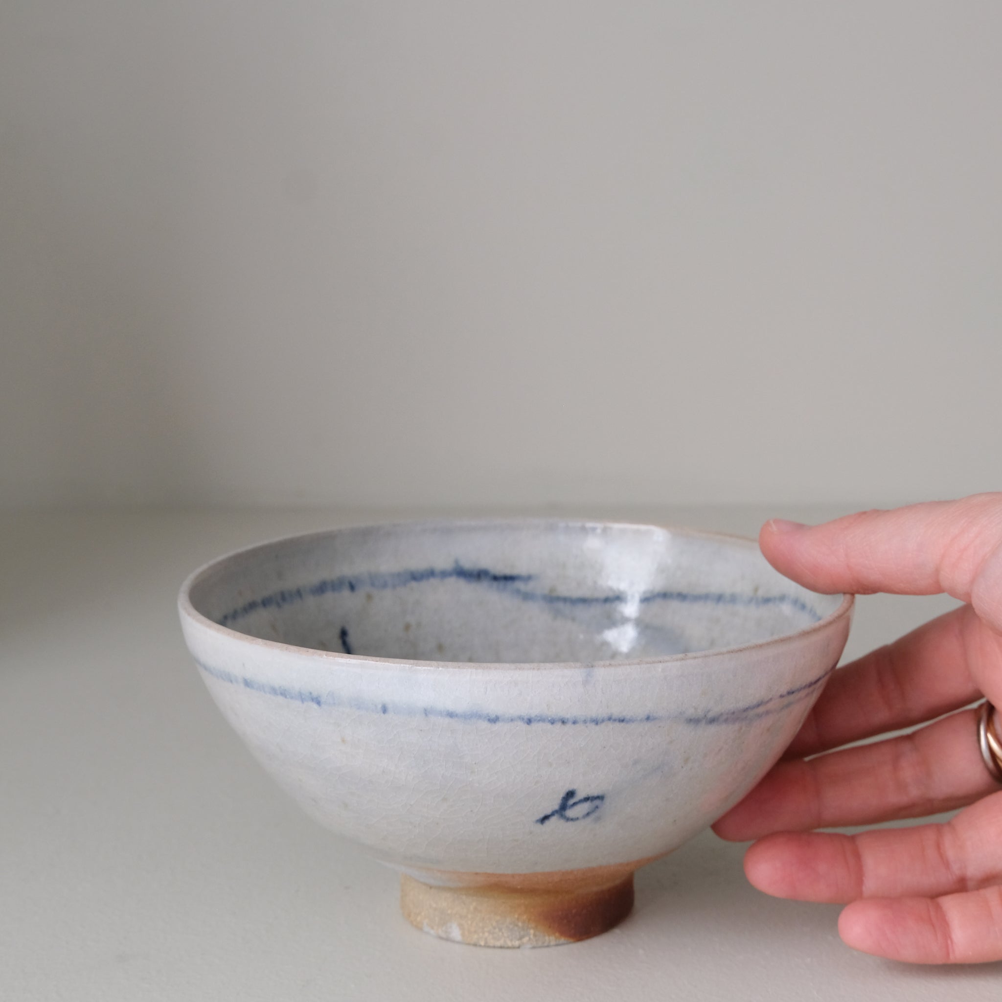 Bol (J) en grès D 15 cm cuisson feu - bleu de Maya Micenmacher chez Brutal Ceramics