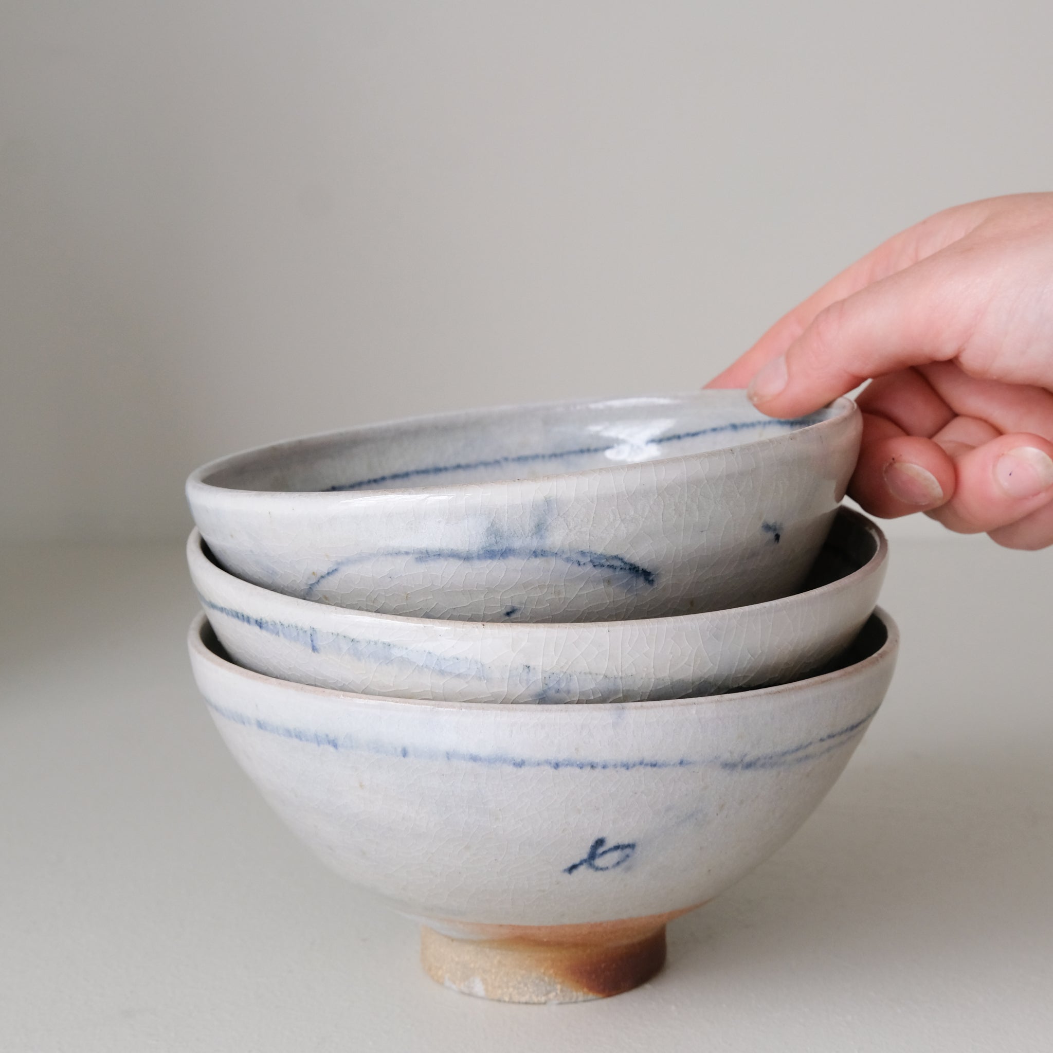 Bol (J) en grès D 15 cm cuisson feu - bleu de Maya Micenmacher chez Brutal Ceramics