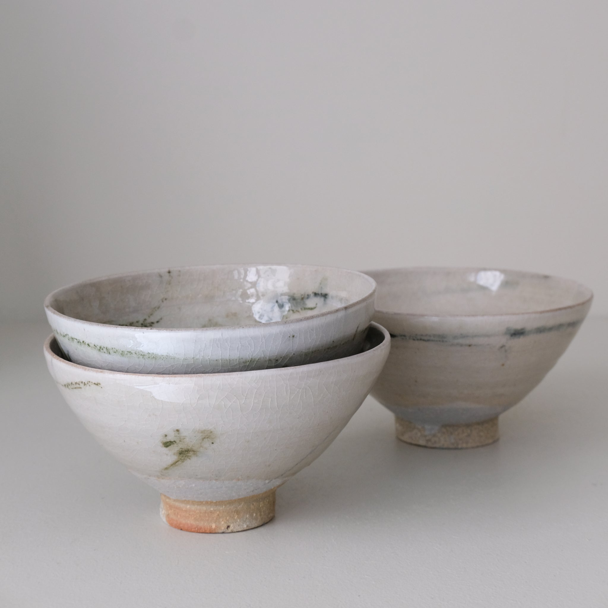 Bol (L) en grès D 15 cm cuisson feu - vert de Maya Micenmacher chez Brutal Ceramics