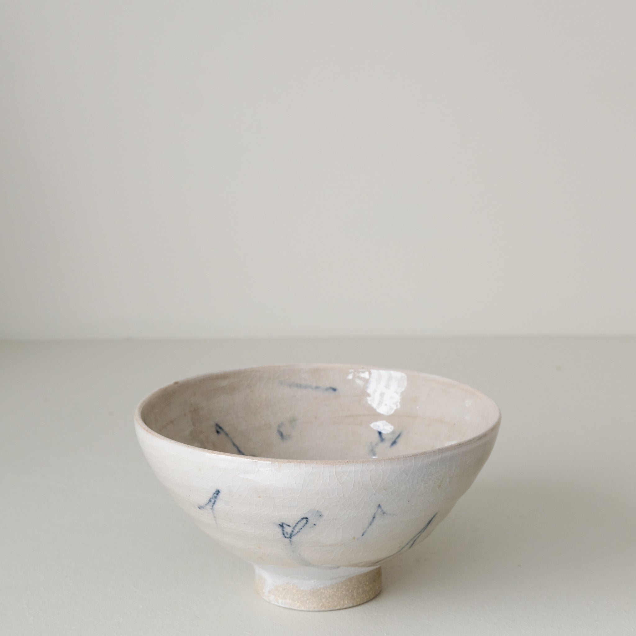 Bol (M) en grès D 15 cm cuisson feu - traits bleus de Maya Micenmacher chez Brutal Ceramics
