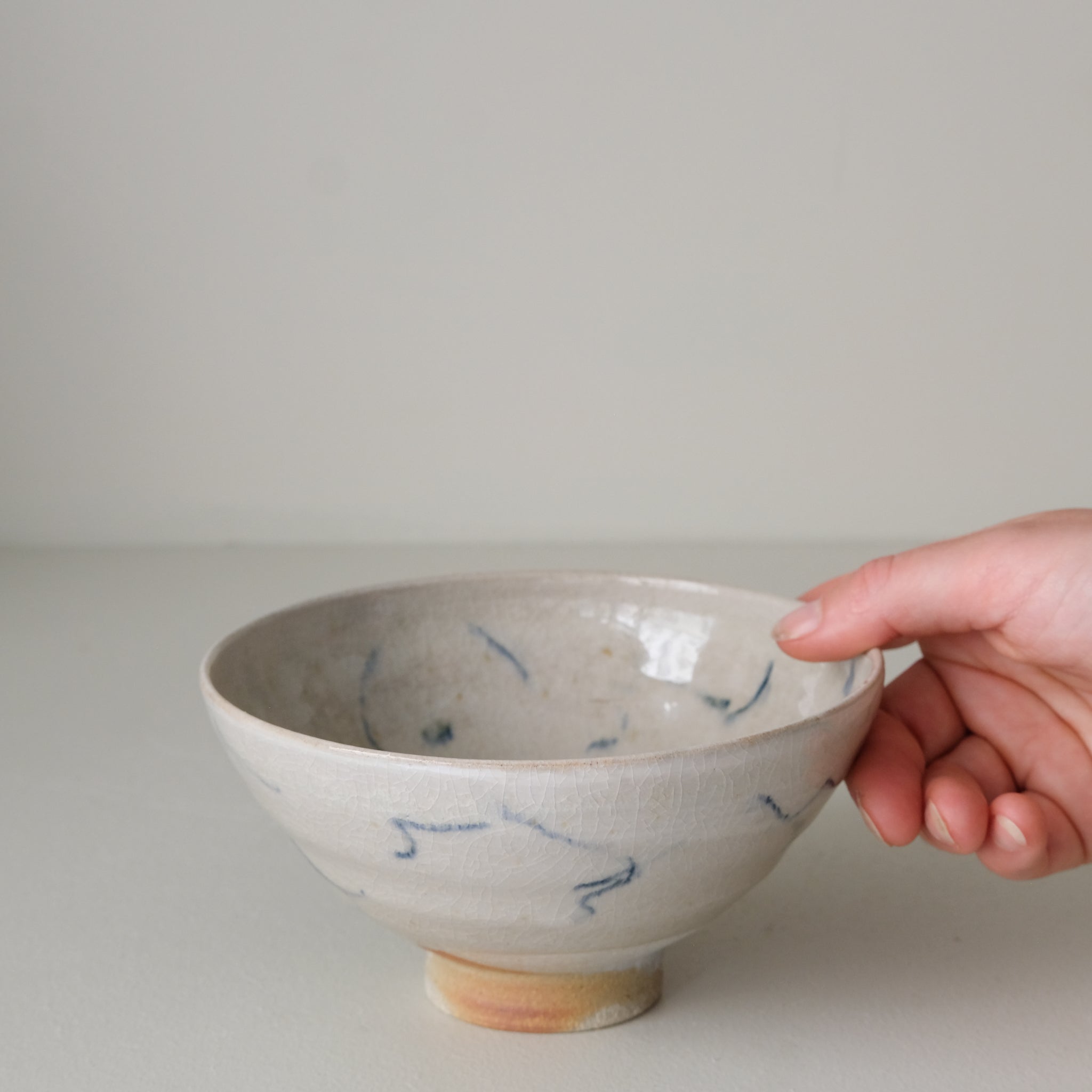 Bol (M) en grès D 15 cm cuisson feu - traits bleus de Maya Micenmacher chez Brutal Ceramics
