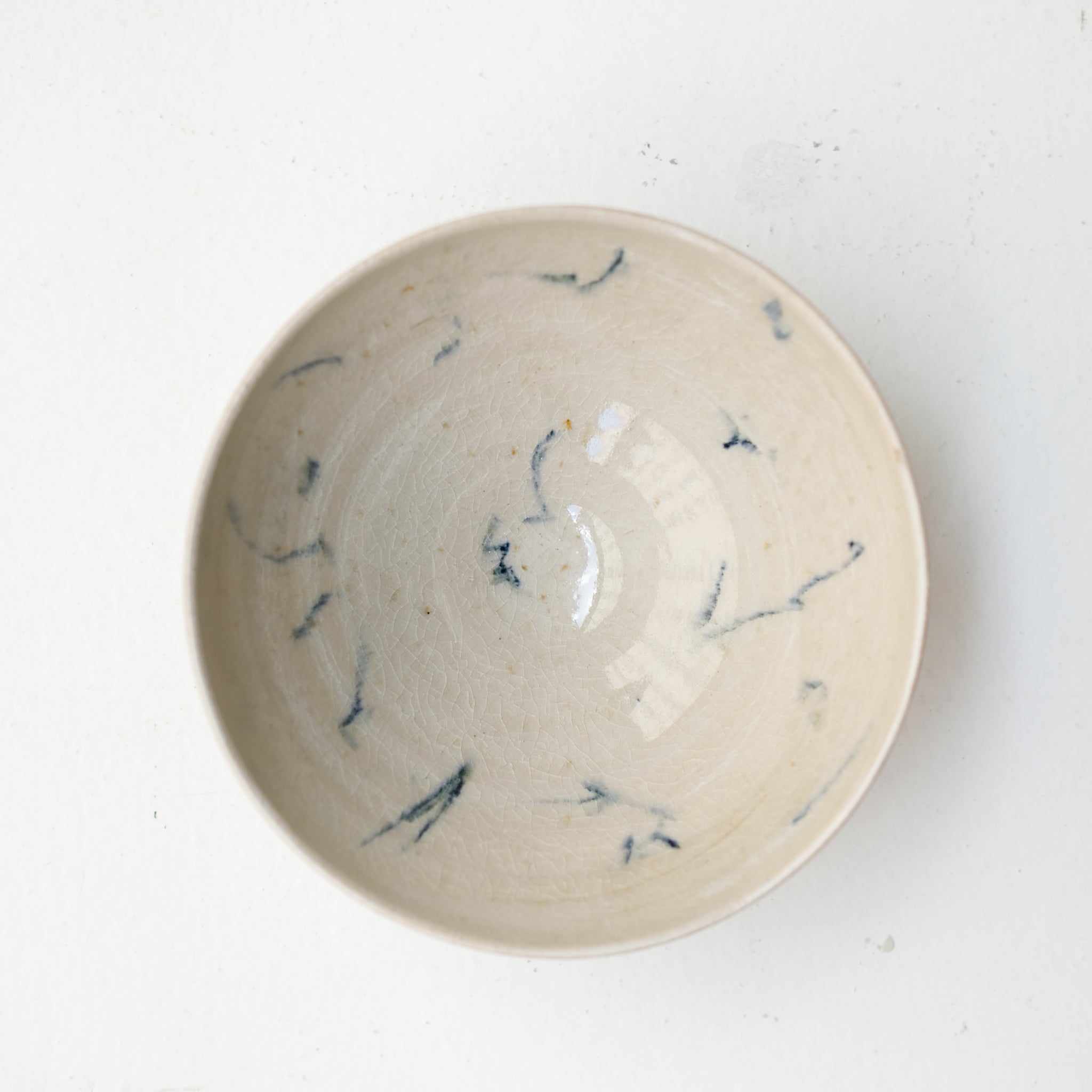 Bol (M) en grès D 15 cm cuisson feu - traits bleus de Maya Micenmacher chez Brutal Ceramics