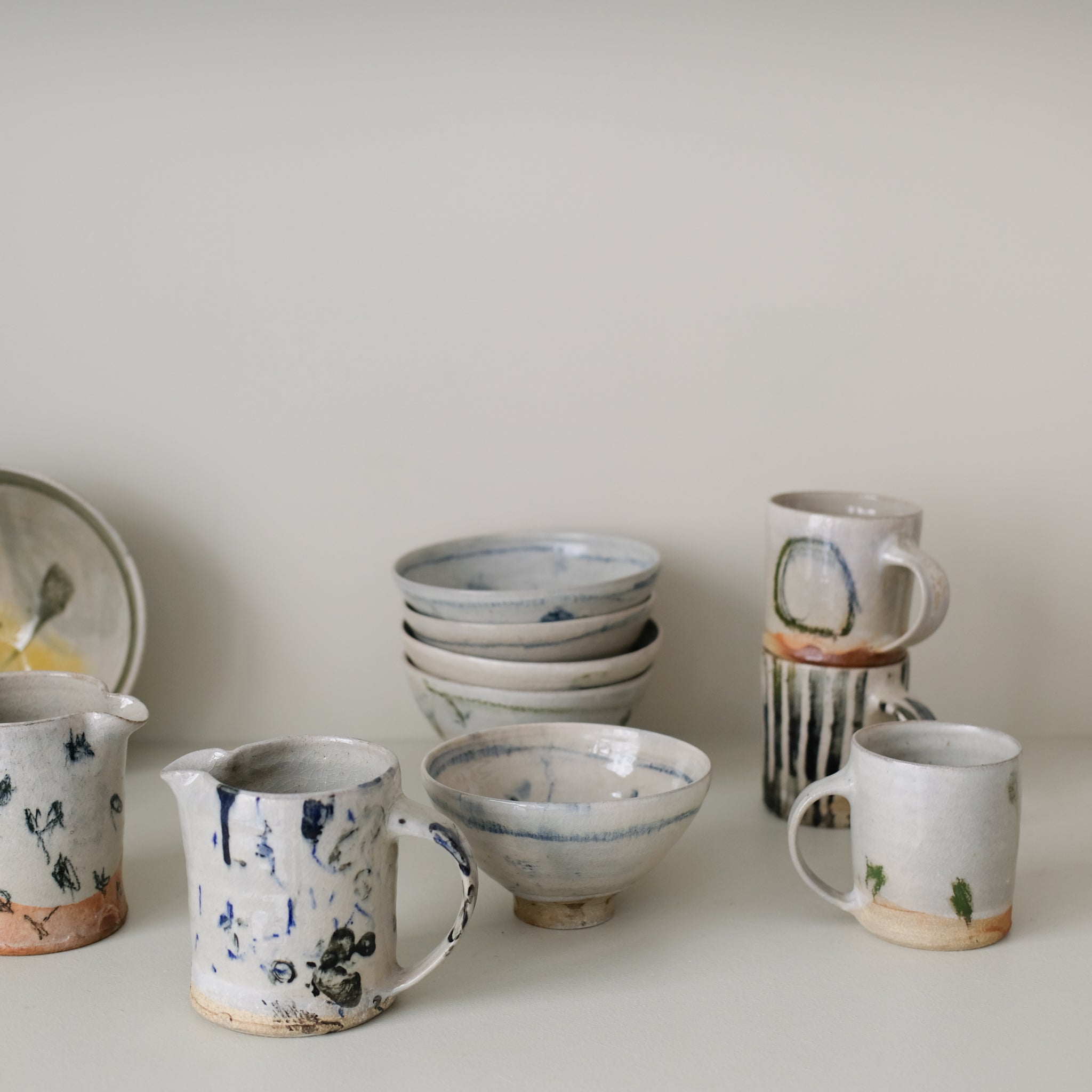 Tasse (C) en grès 250 ml cuisson feu - traits verts et noirs de Maya Micenmacher chez Brutal Ceramics