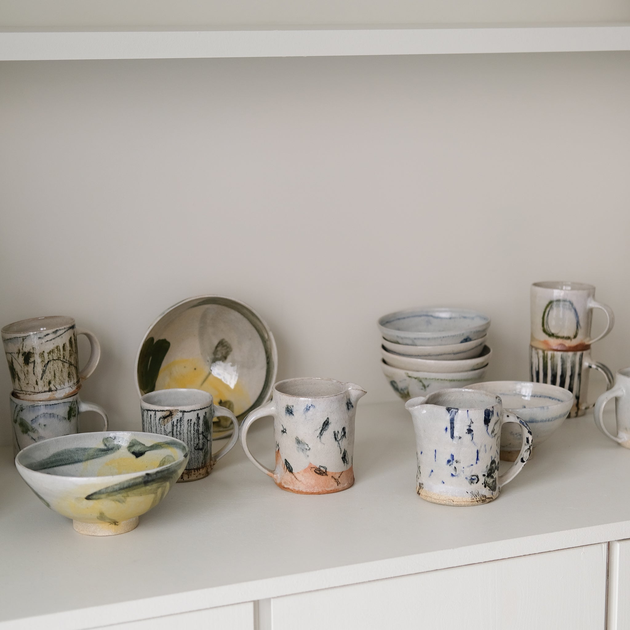 Tasse (A) en grès 250 ml cuisson feu - tâches vertes de Maya Micenmacher chez Brutal Ceramics
