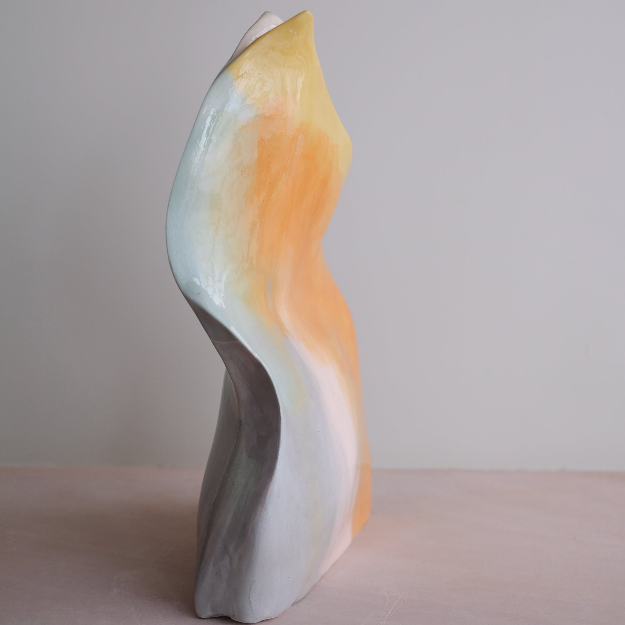 Vase Pétale 03 en faïence H 43cm - multicolore par Rosi Mistou pour Brutal Ceramics
