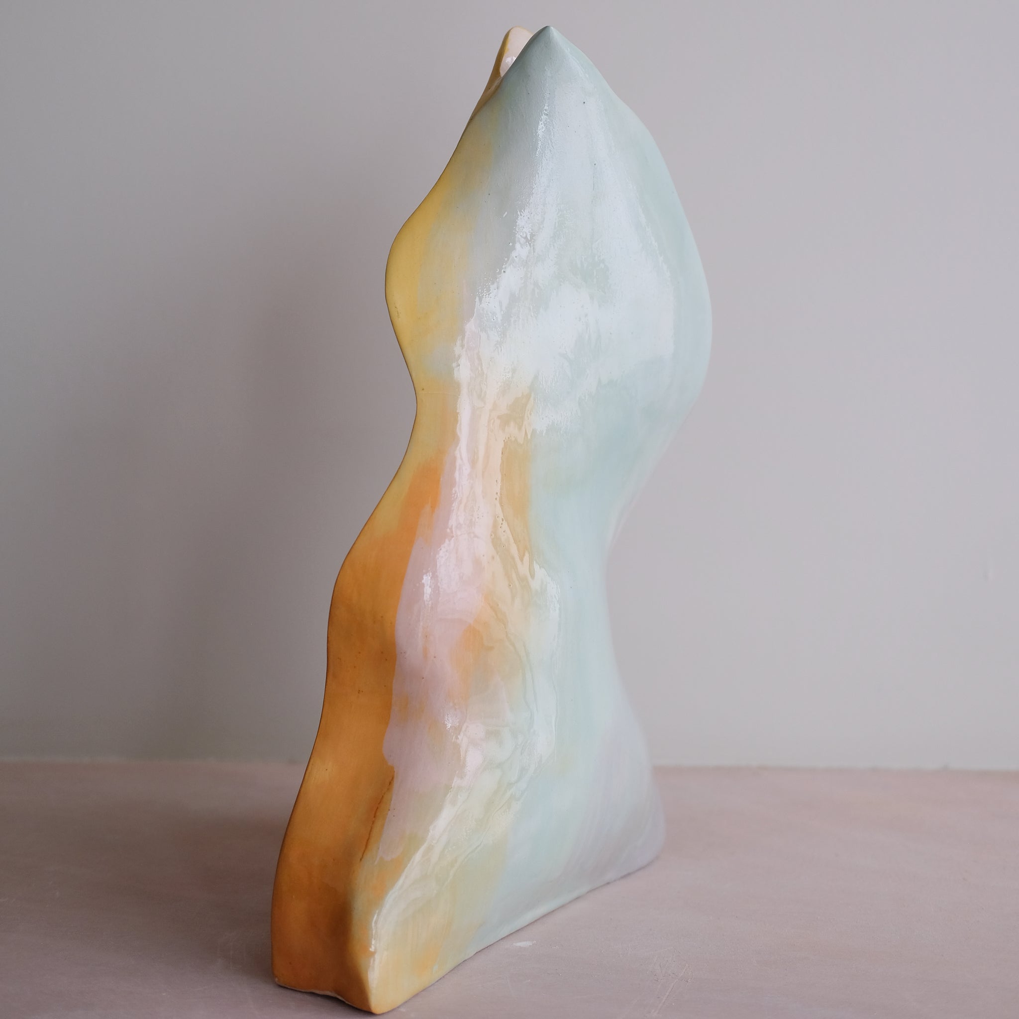 Vase Pétale 03 en faïence H 43cm - multicolore par Rosi Mistou pour Brutal Ceramics