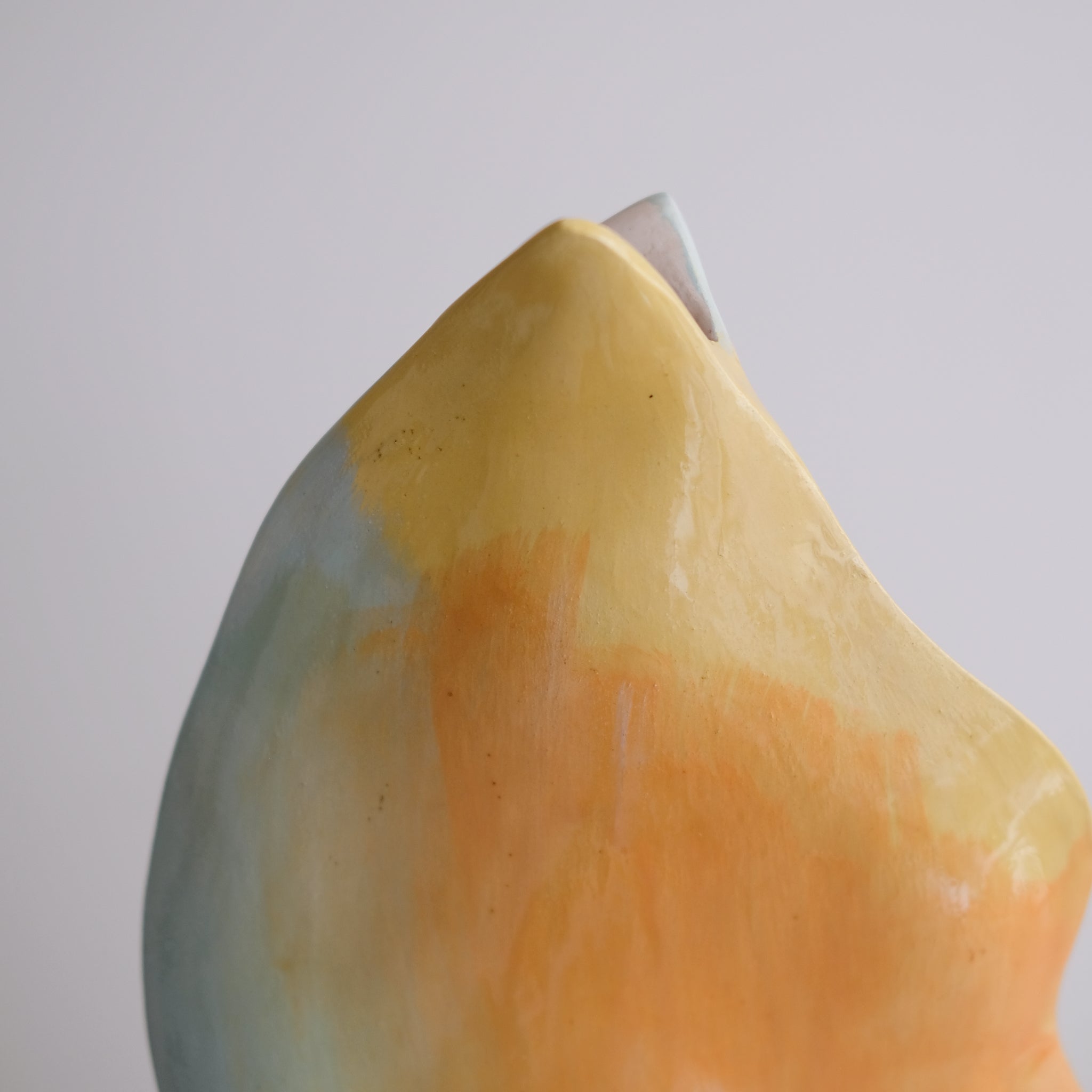 Vase Pétale 03 en faïence H 43cm - multicolore par Rosi Mistou pour Brutal Ceramics
