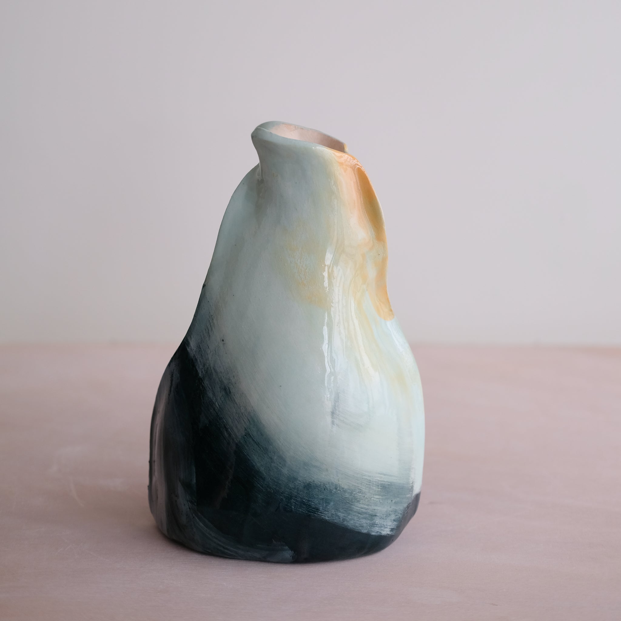 Vase Pétale 02 en faïence H 21cm - multicolore par Rosi Mistou pour Brutal Ceramics