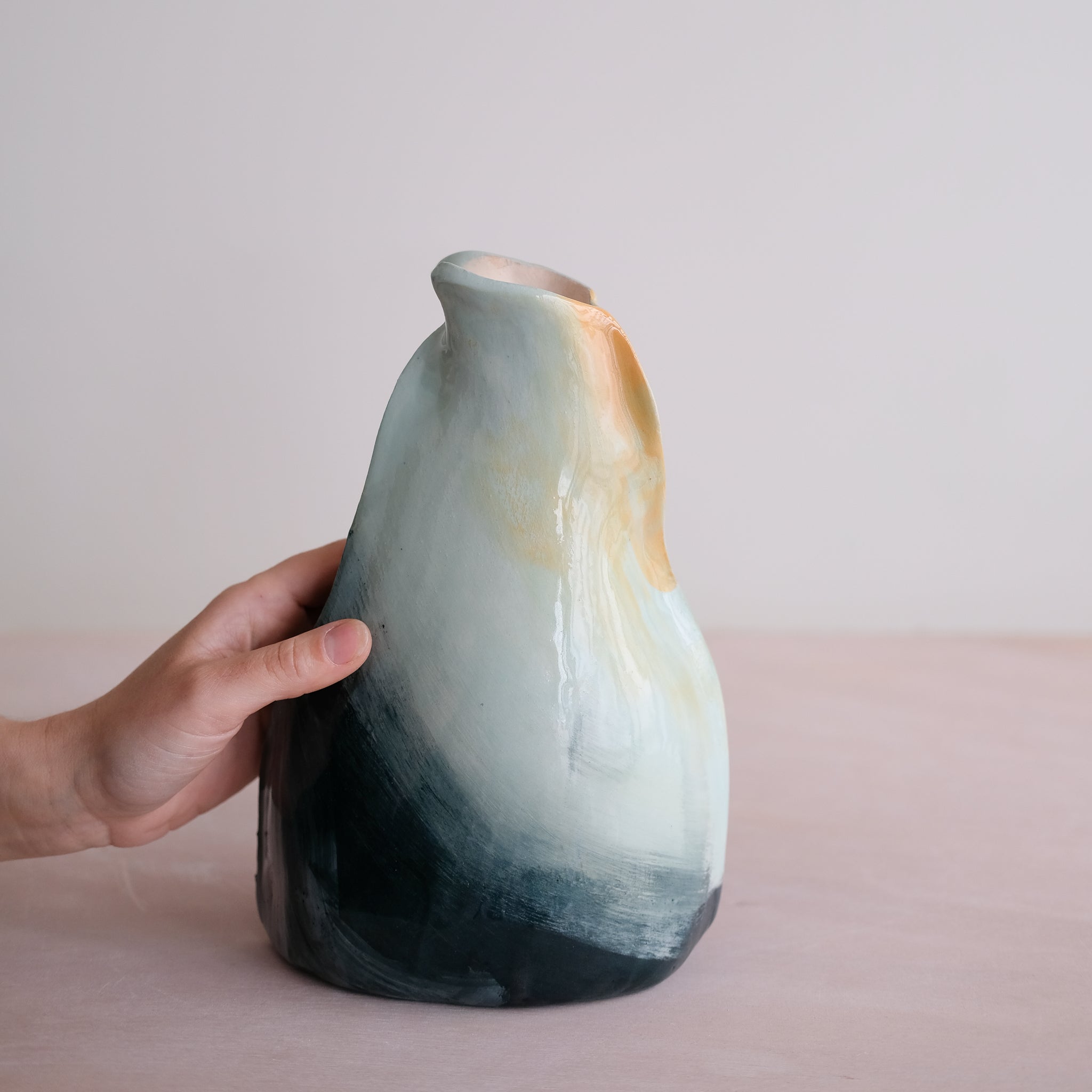 Vase Pétale 02 en faïence H 21cm - multicolore par Rosi Mistou pour Brutal Ceramics