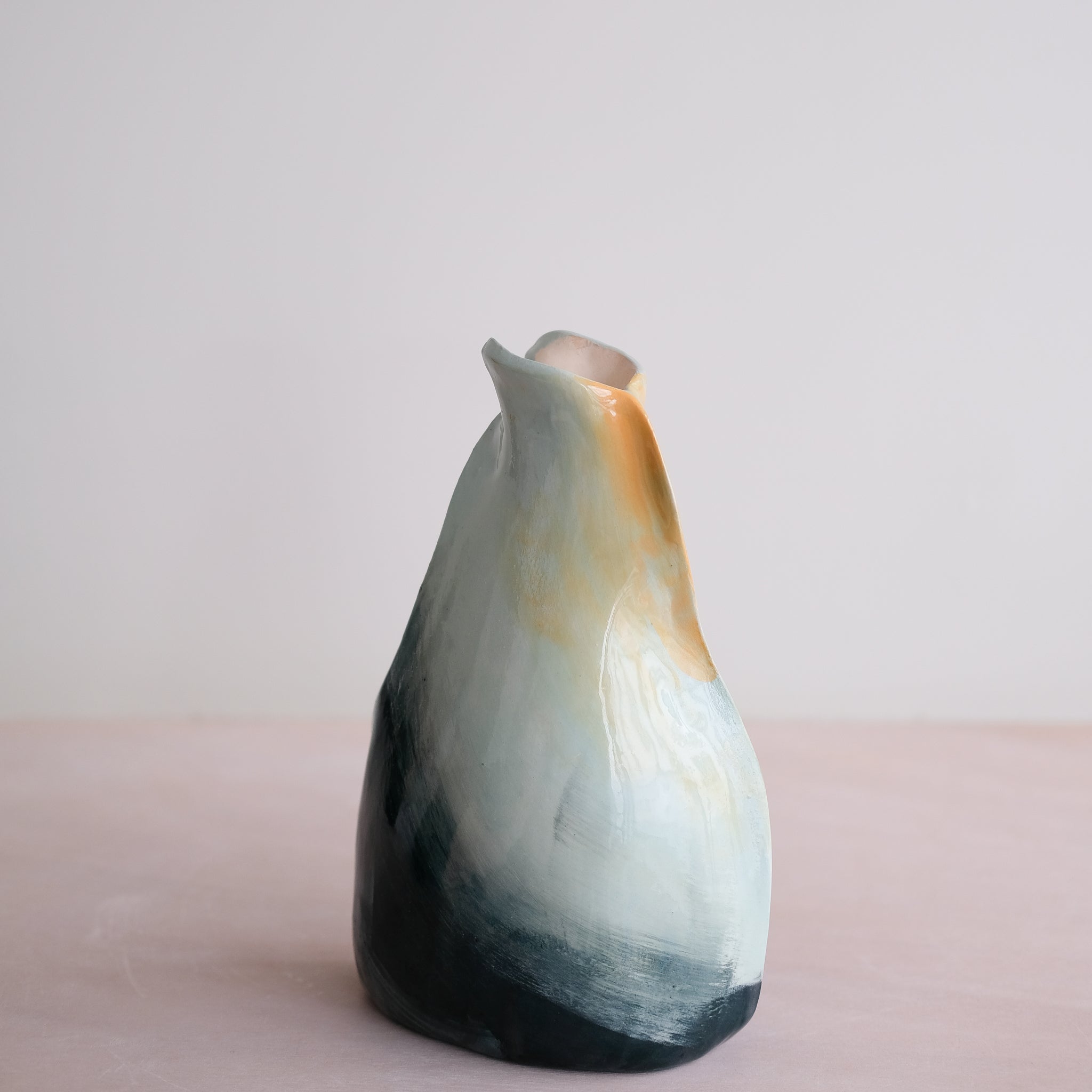 Vase Pétale 02 en faïence H 21cm - multicolore par Rosi Mistou pour Brutal Ceramics
