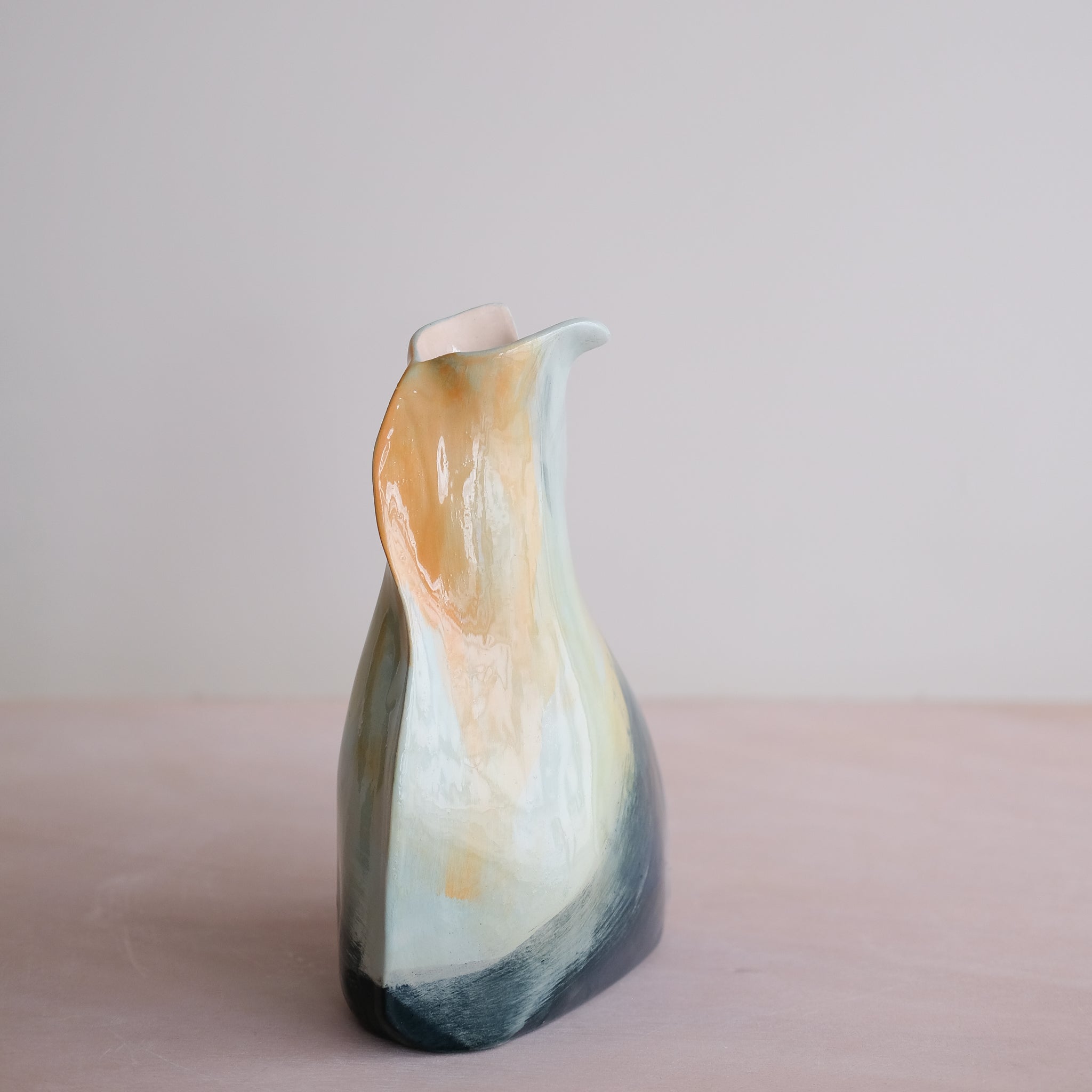 Vase Pétale 02 en faïence H 21cm - multicolore par Rosi Mistou pour Brutal Ceramics