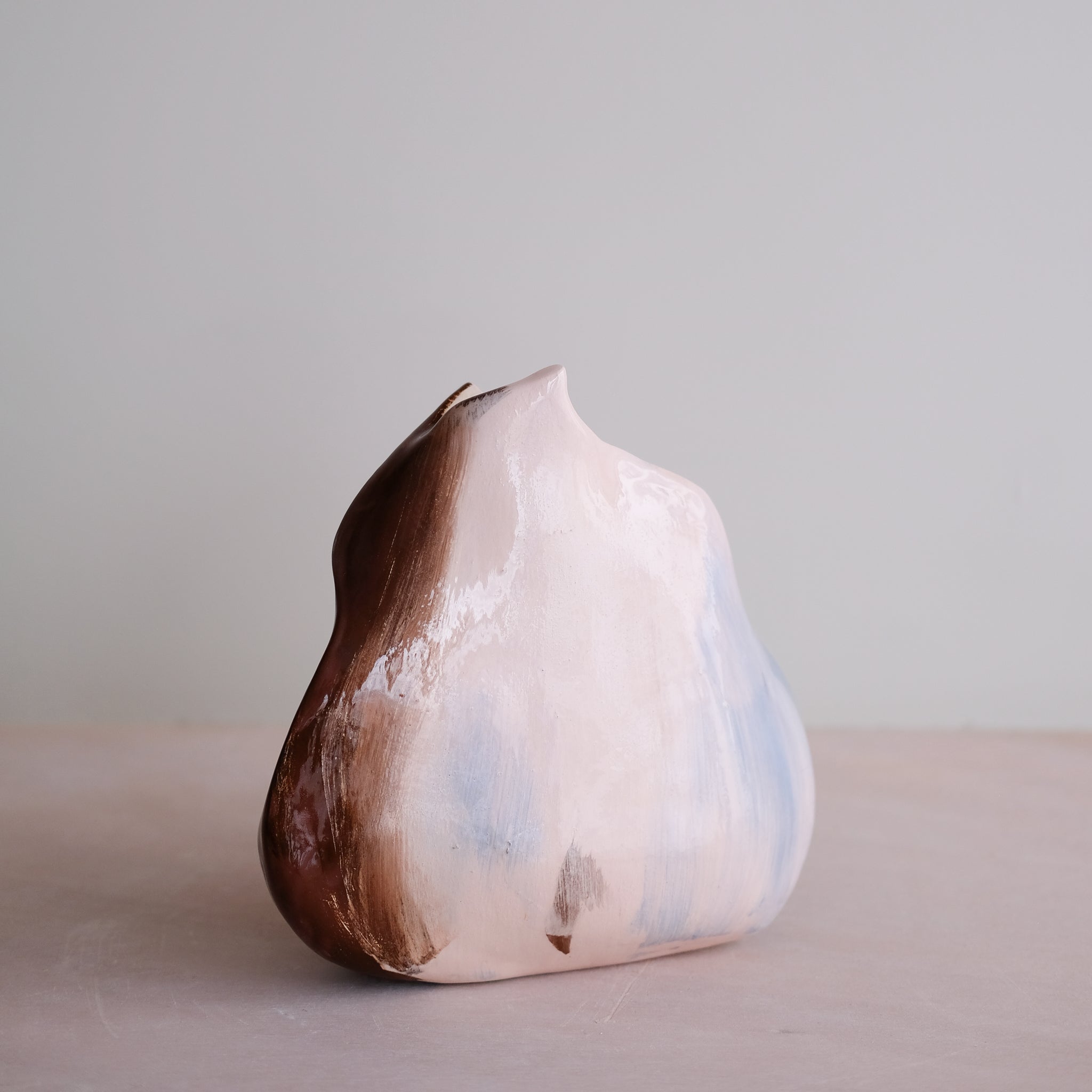 Vase Pétale 01 en faïence H 21cm - multicolore de Rosi Mistou chez Brutal Ceramics
