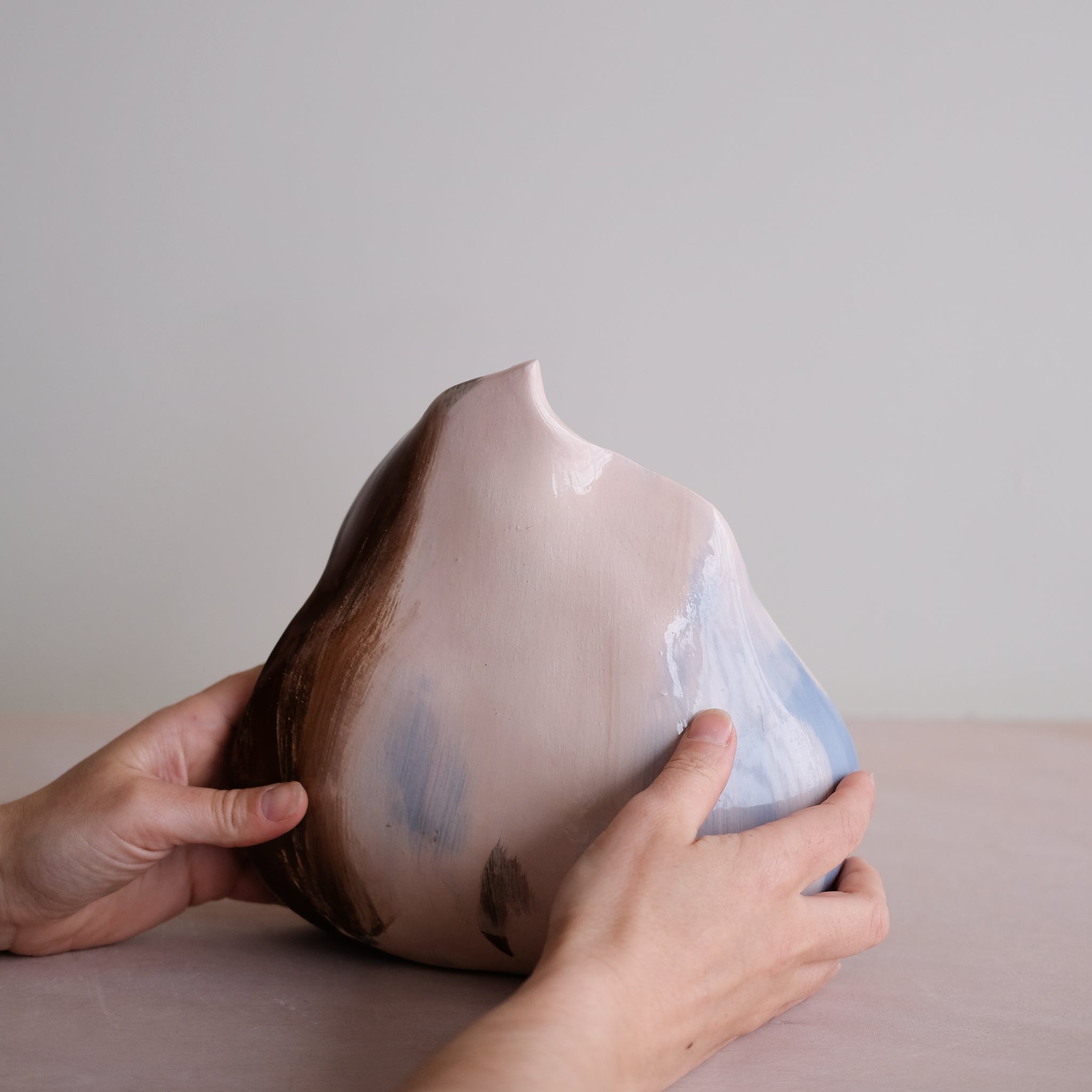 Vase Pétale 01 en faïence H 21cm - multicolore de Rosi Mistou chez Brutal Ceramics