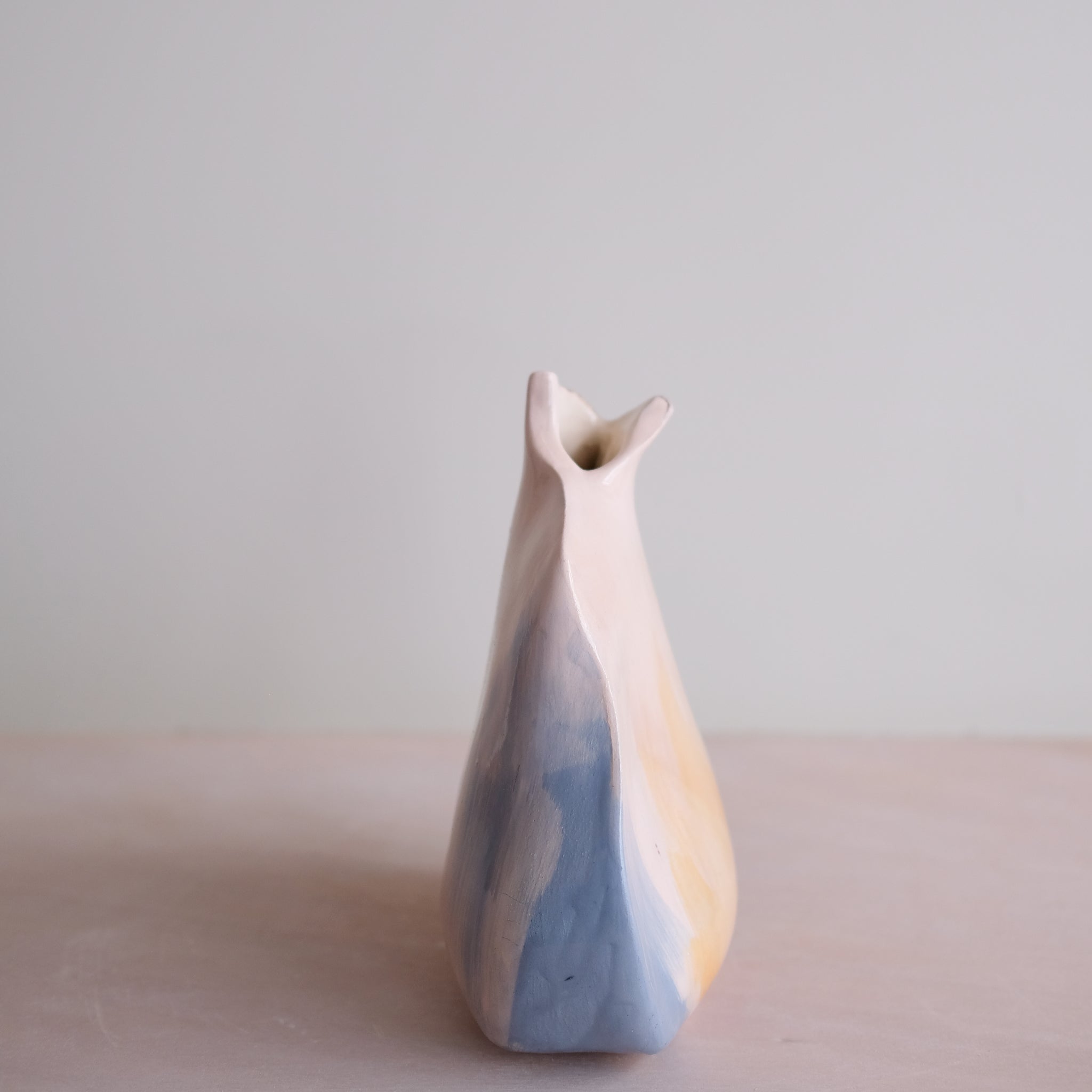 Vase Pétale 01 en faïence H 21cm - multicolore de Rosi Mistou chez Brutal Ceramics