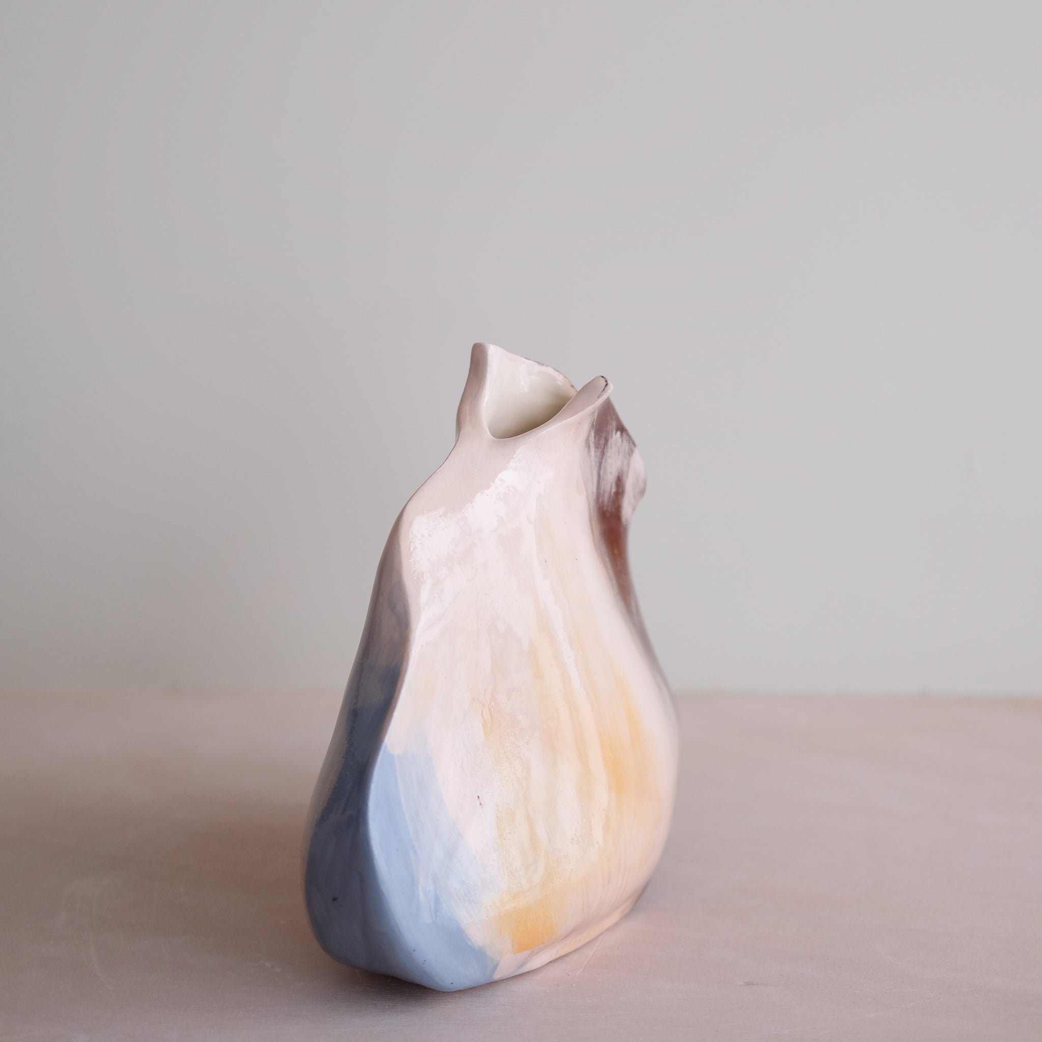Vase Pétale 01 en faïence H 21cm - multicolore de Rosi Mistou chez Brutal Ceramics