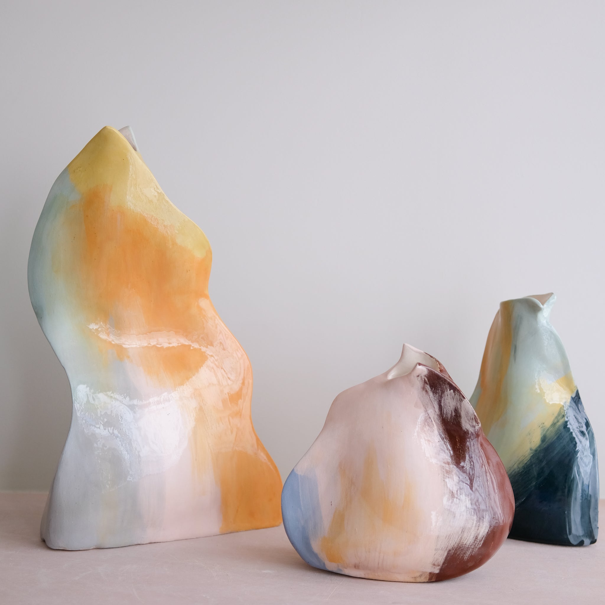 Vase Pétale 01 en faïence H 21cm - multicolore de Rosi Mistou chez Brutal Ceramics