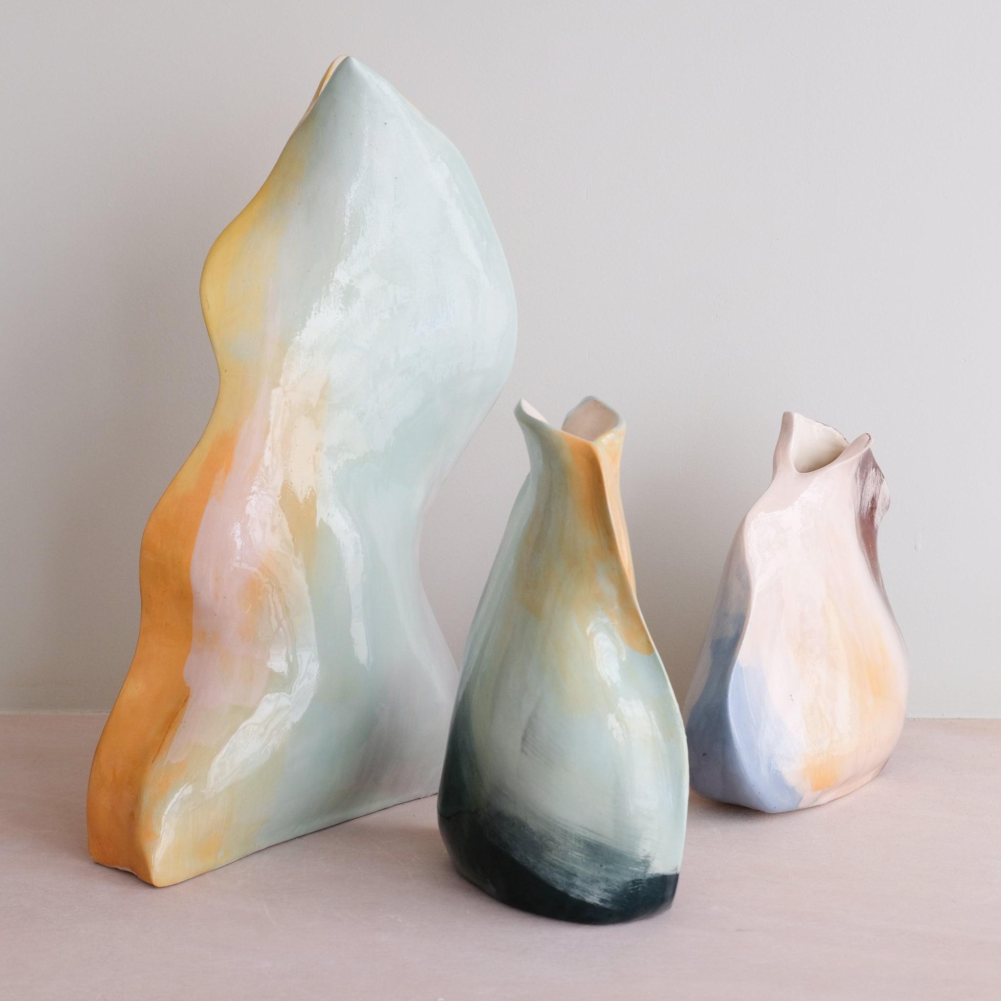Vase Pétale 02 en faïence H 21cm - multicolore par Rosi Mistou pour Brutal Ceramics