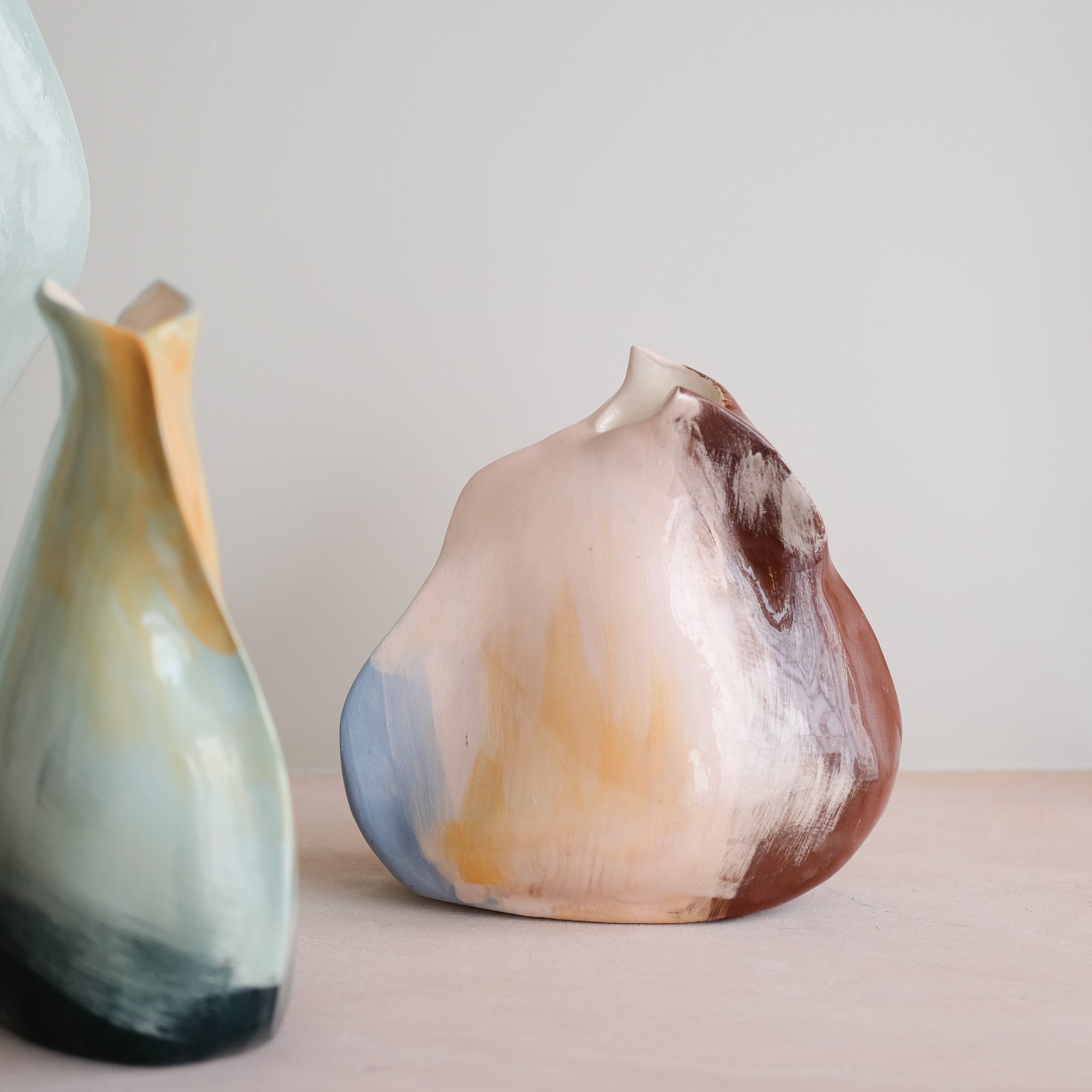 Vase Pétale 01 en faïence H 21cm - multicolore de Rosi Mistou chez Brutal Ceramics