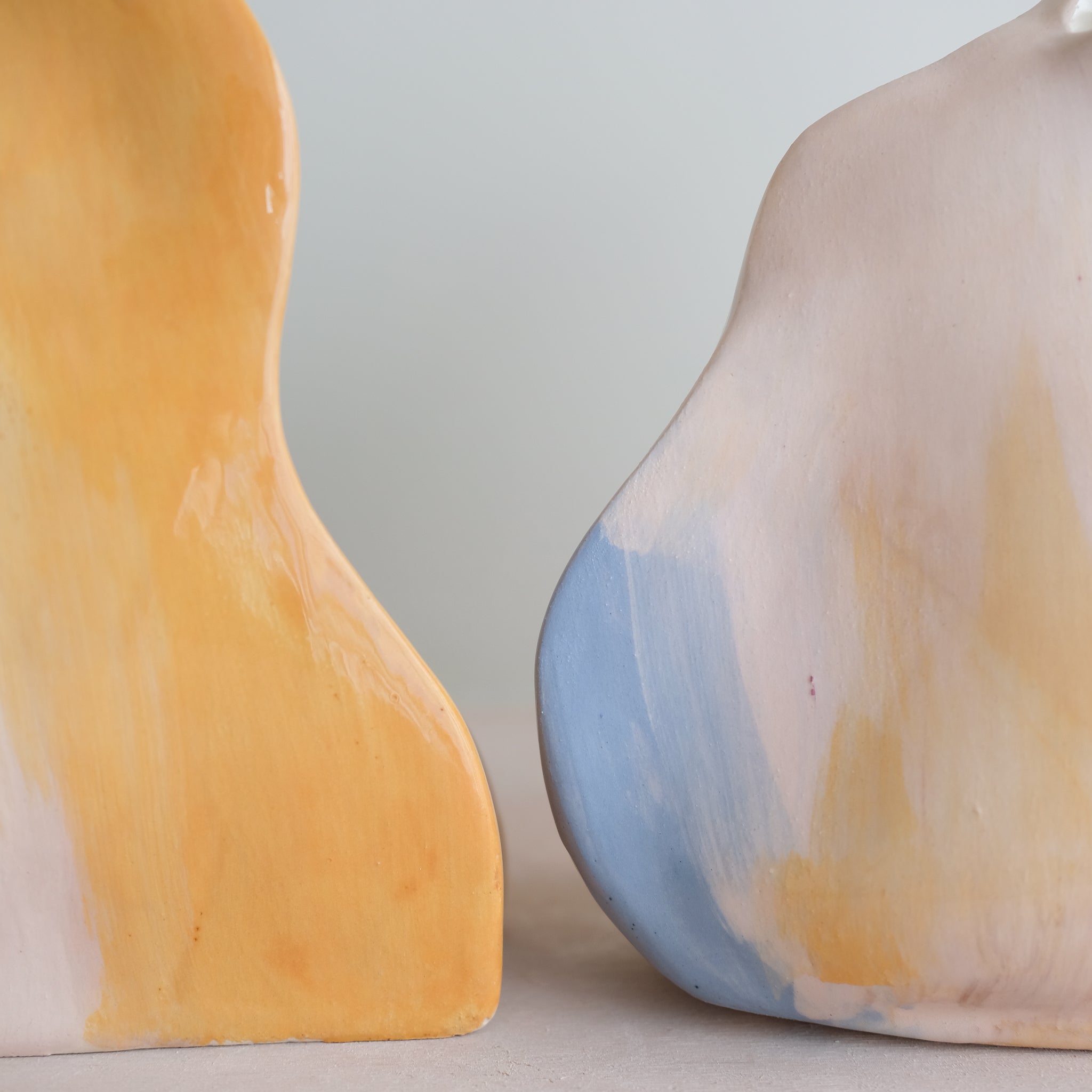 Vase Pétale 01 en faïence H 21cm - multicolore de Rosi Mistou chez Brutal Ceramics