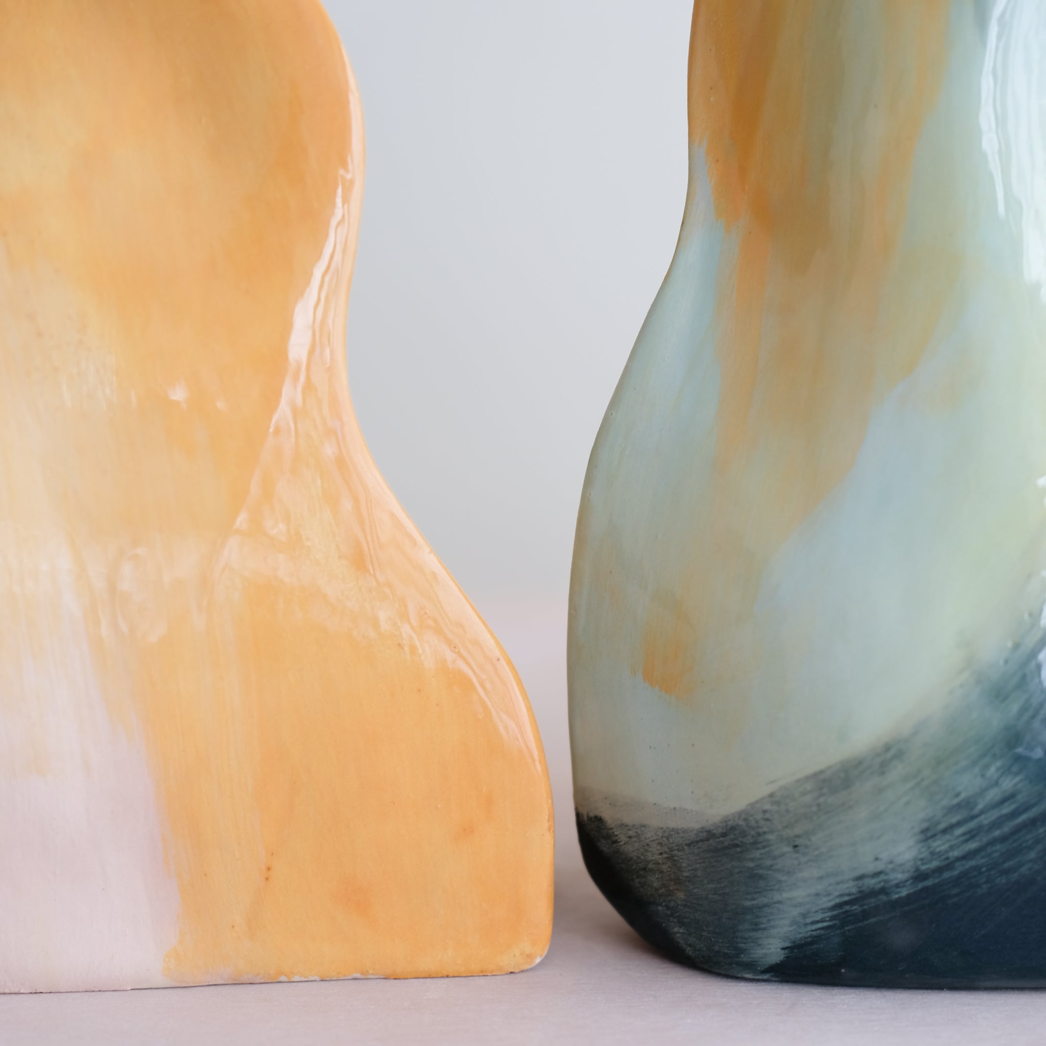 Vase Pétale 02 en faïence H 21cm - multicolore par Rosi Mistou pour Brutal Ceramics