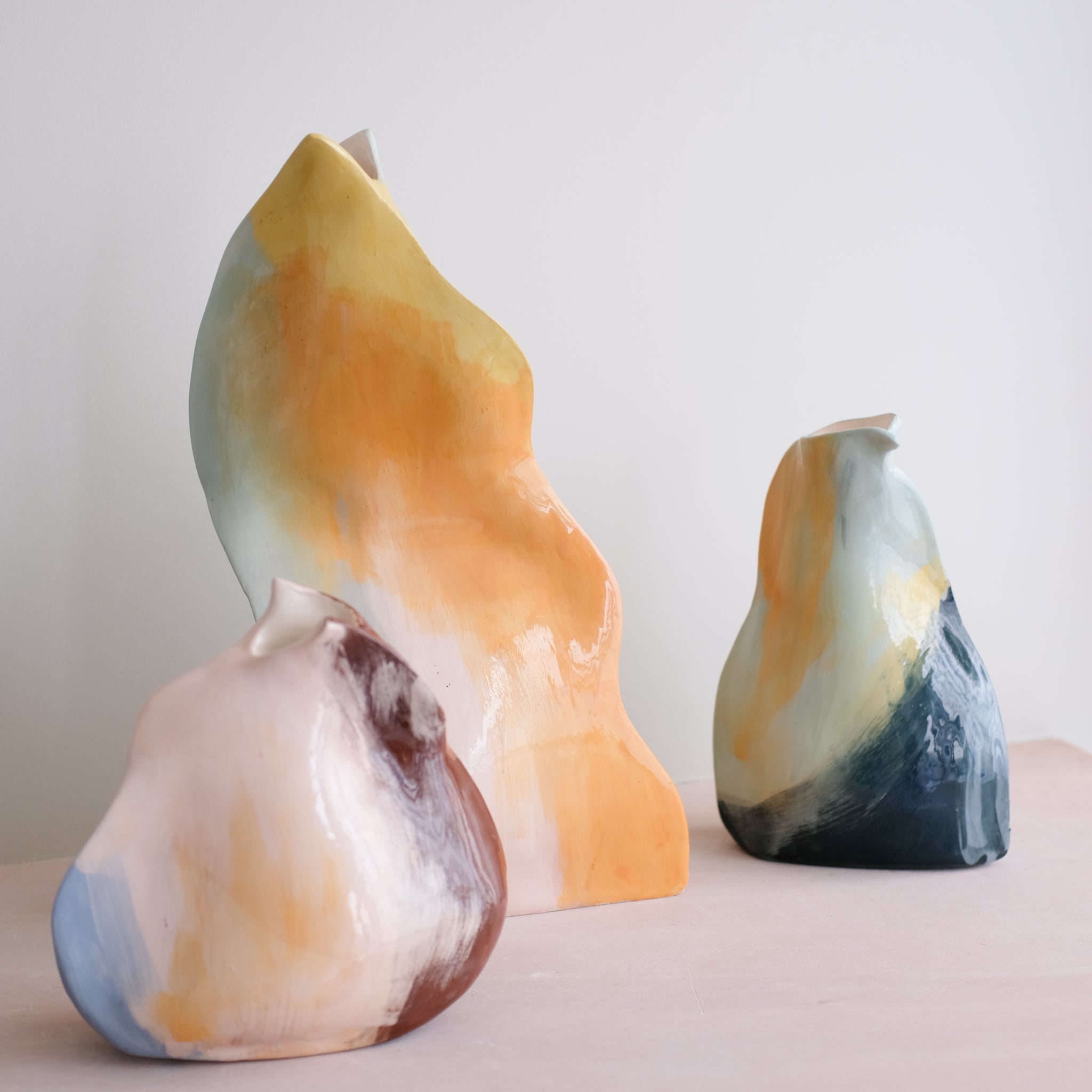 Vase Pétale 02 en faïence H 21cm - multicolore par Rosi Mistou pour Brutal Ceramics