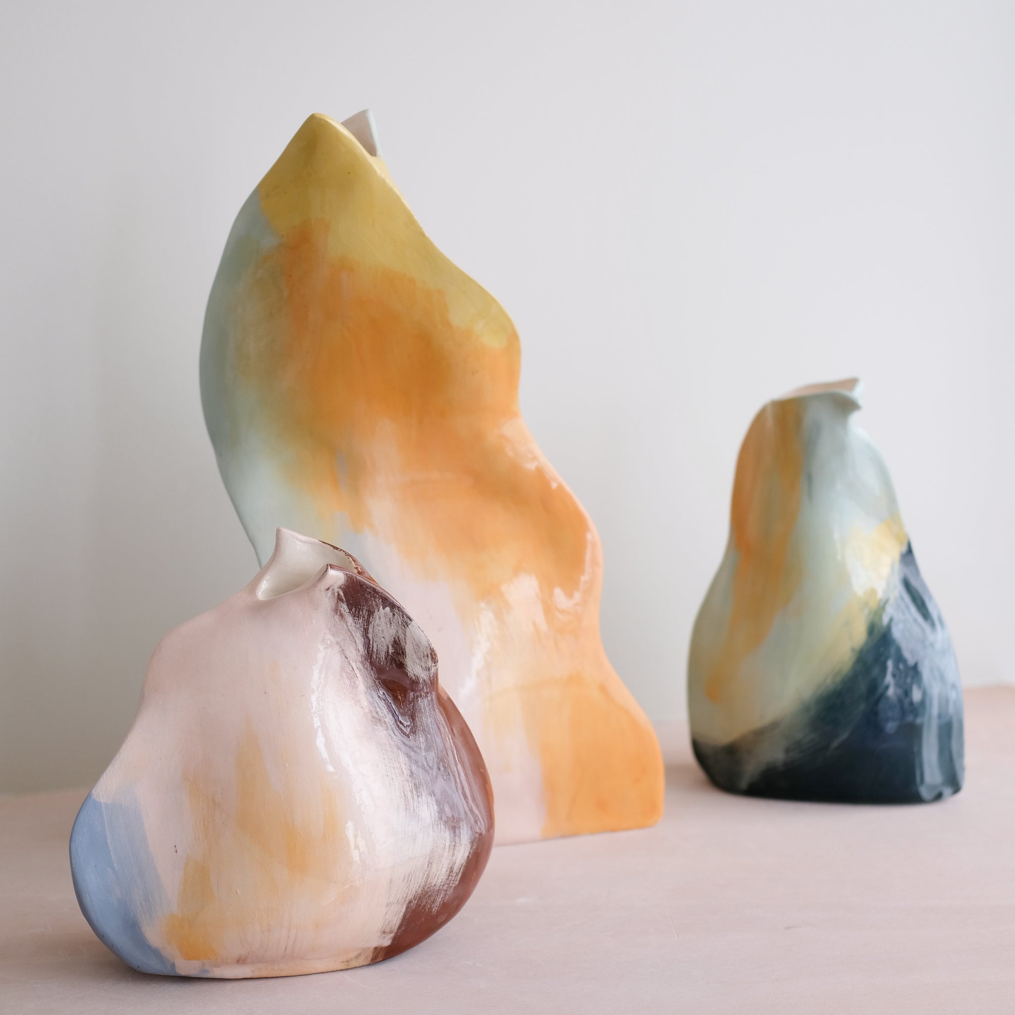 Vase Pétale 01 en faïence H 21cm - multicolore de Rosi Mistou chez Brutal Ceramics