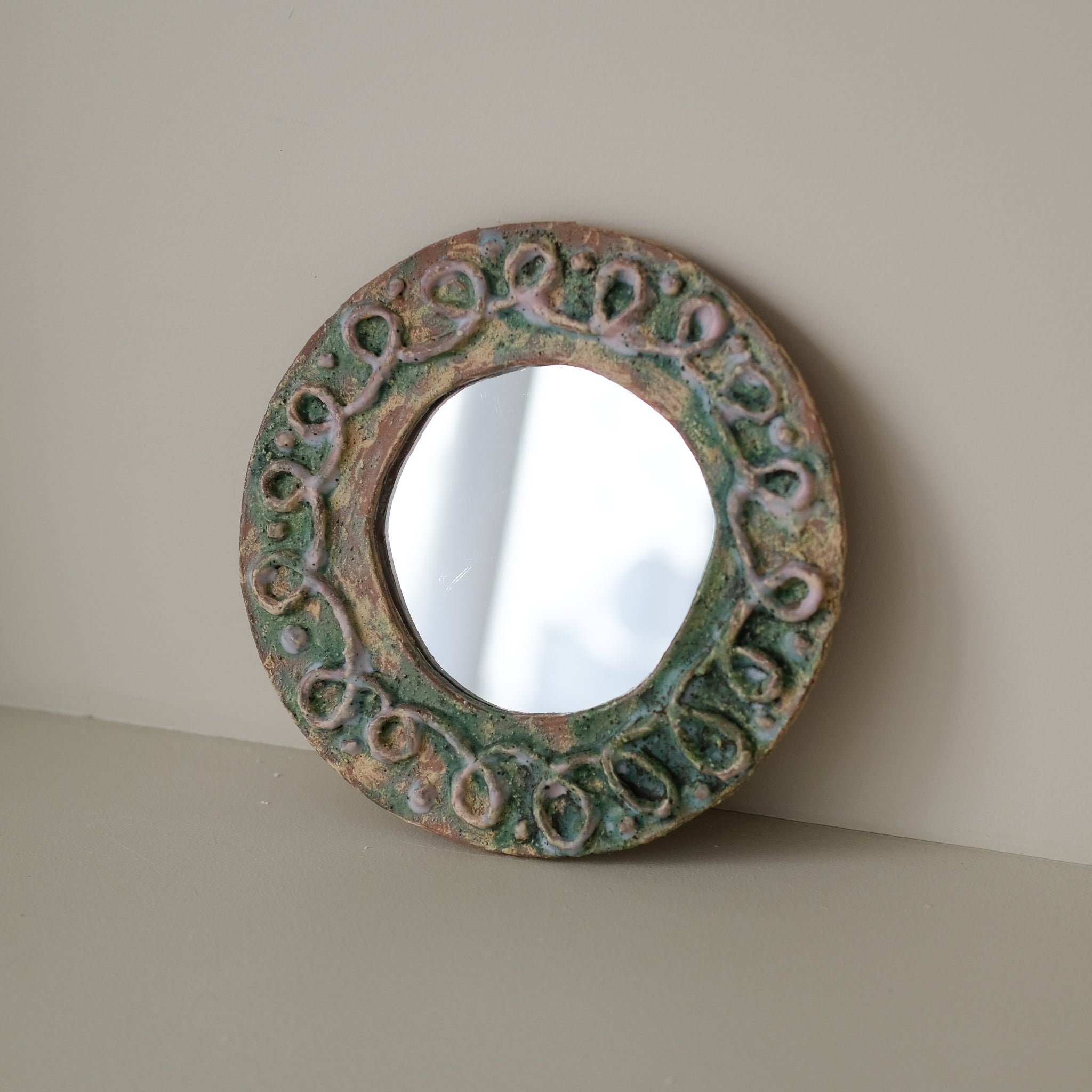 Miroir en faïence D 24cm - vert et rose de Samantha Kerdine pour Brutal 