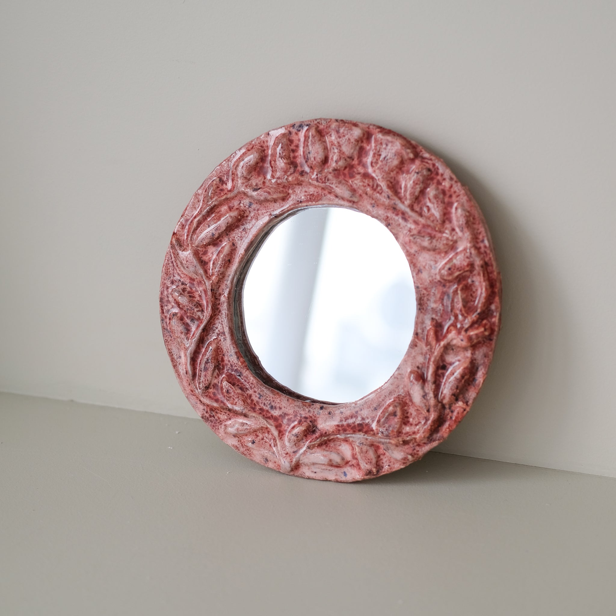 Miroir en faïence D 24cm -  rose de Samantha Kerdine pour Brutal Ceramics