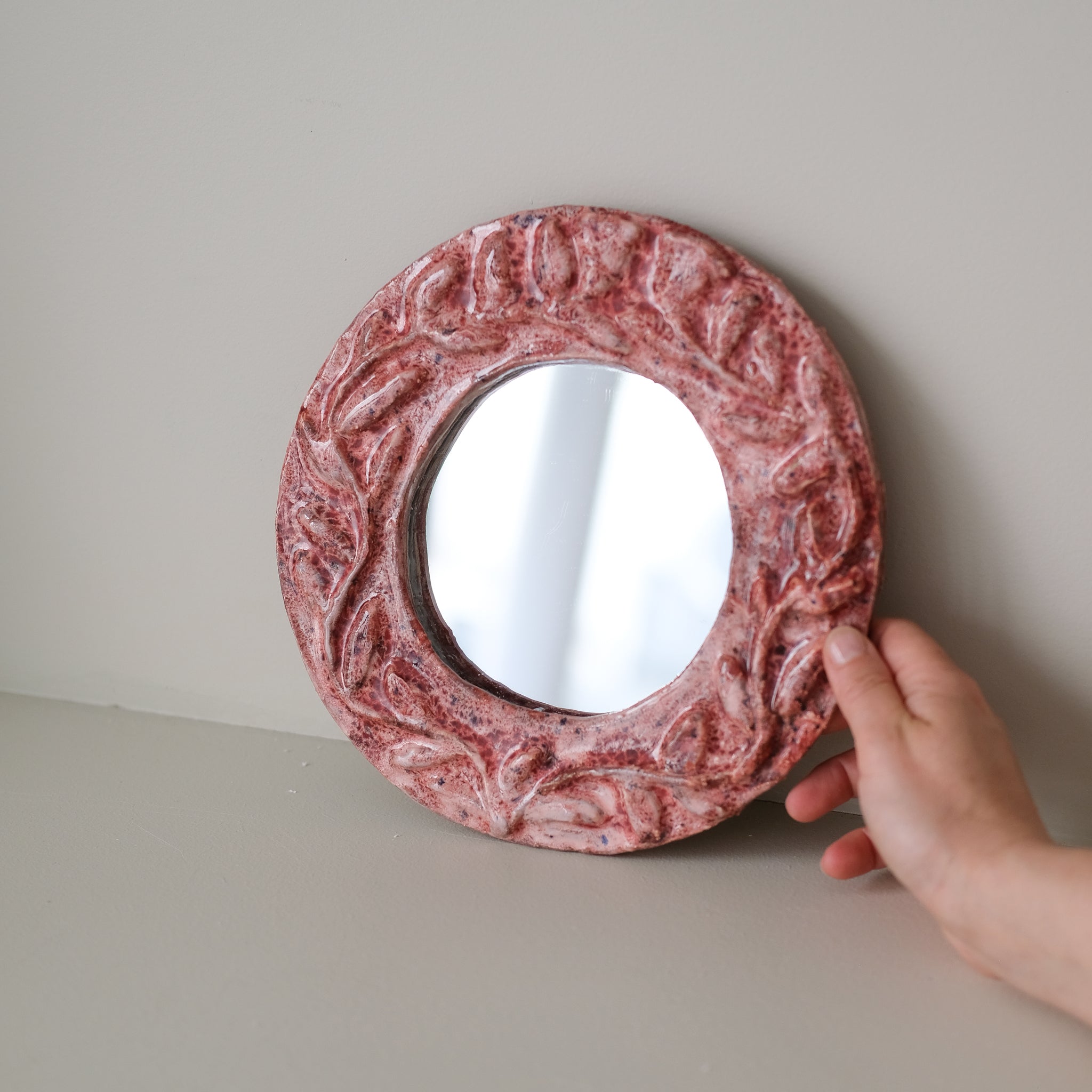 Miroir en faïence D 24cm -  rose de Samantha Kerdine pour Brutal Ceramics