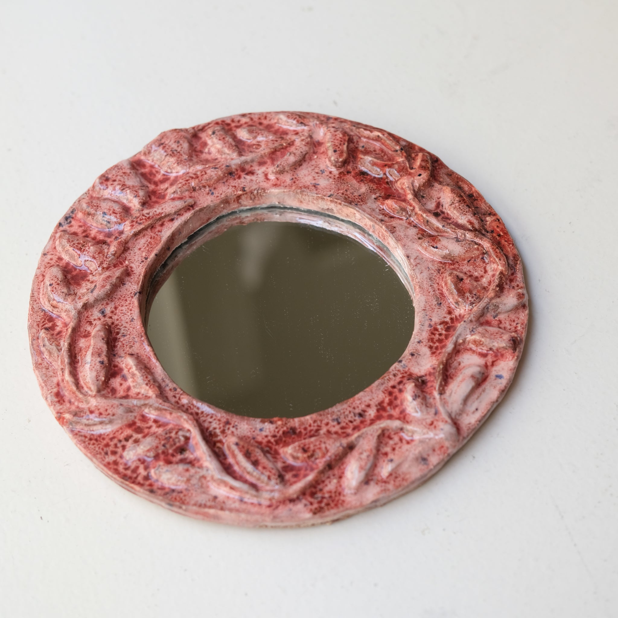 Miroir en faïence D 24cm -  rose de Samantha Kerdine pour Brutal Ceramics
