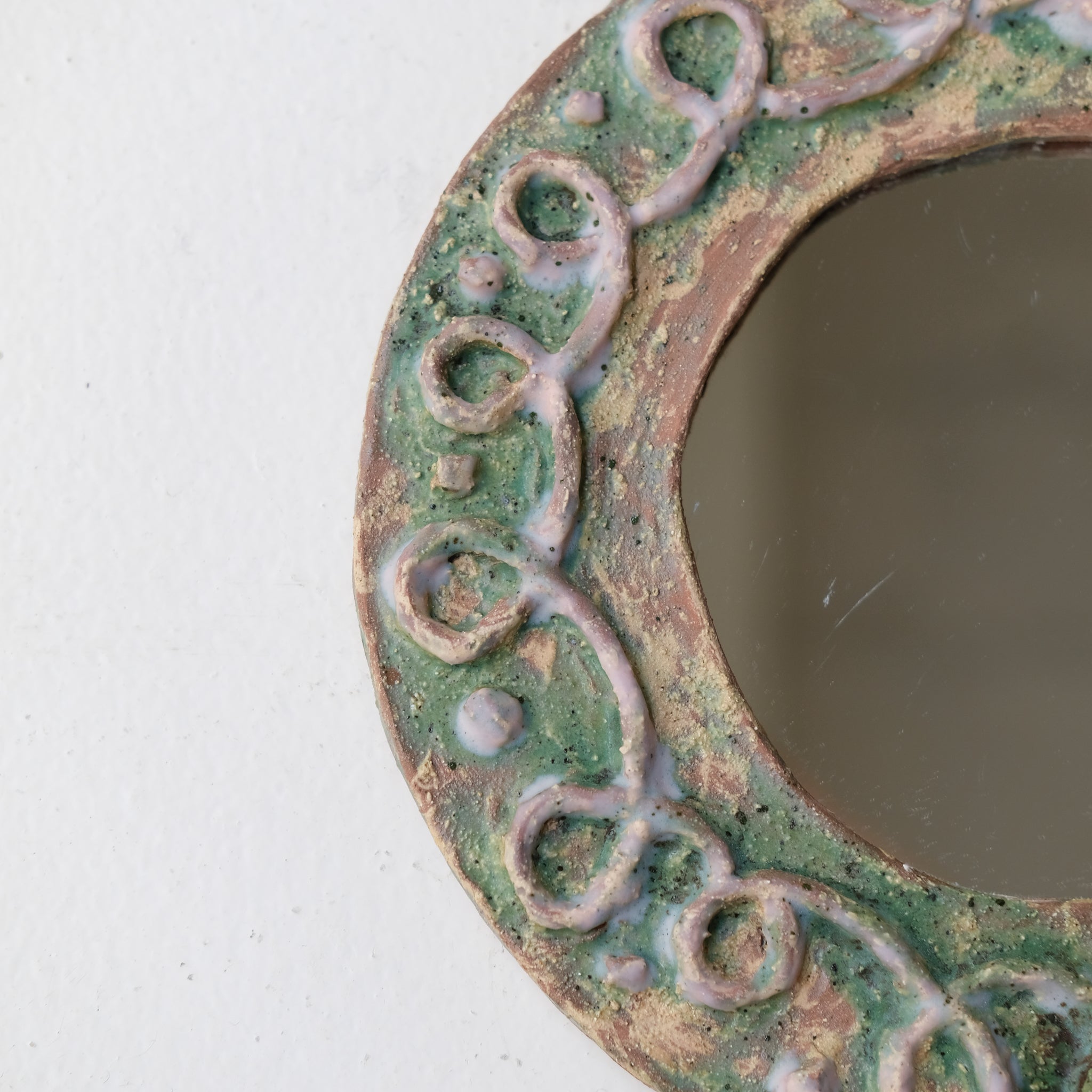 Miroir en faïence D 24cm - vert et rose de Samantha Kerdine pour Brutal 
