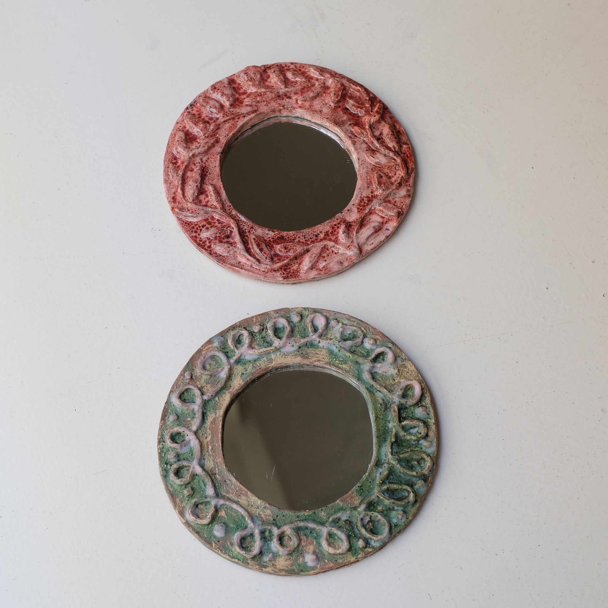 Miroir en faïence D 24cm - vert et rose de Samantha Kerdine pour Brutal 