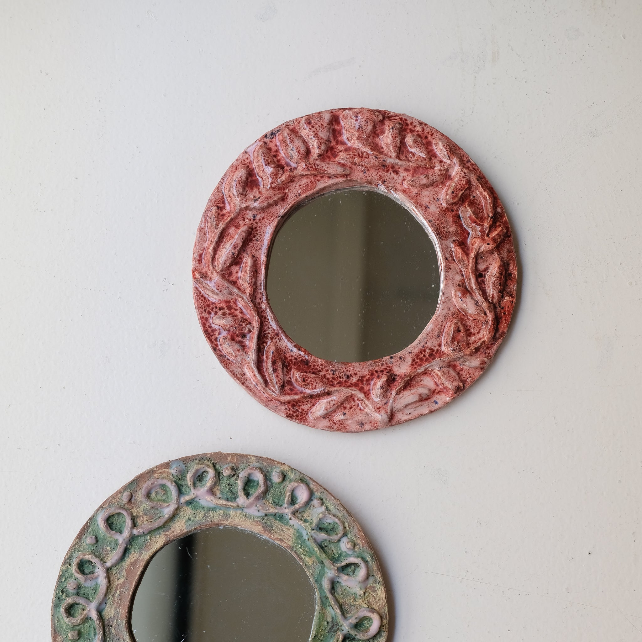 Miroir en faïence D 24cm -  rose de Samantha Kerdine pour Brutal Ceramics